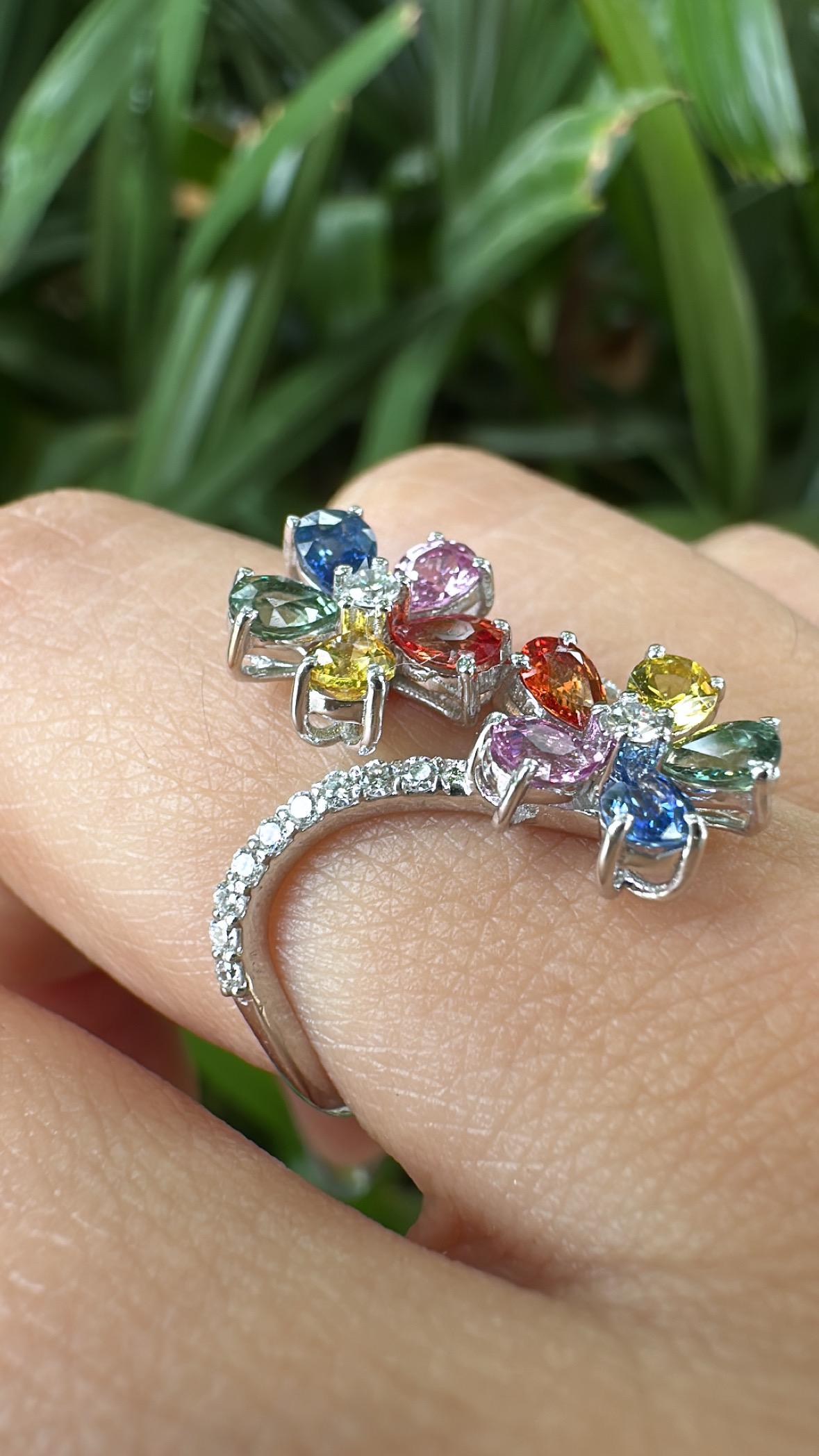 Anillo de compromiso de oro blanco de 18 quilates, zafiros múltiples de Ceilán y diamantes en venta 2