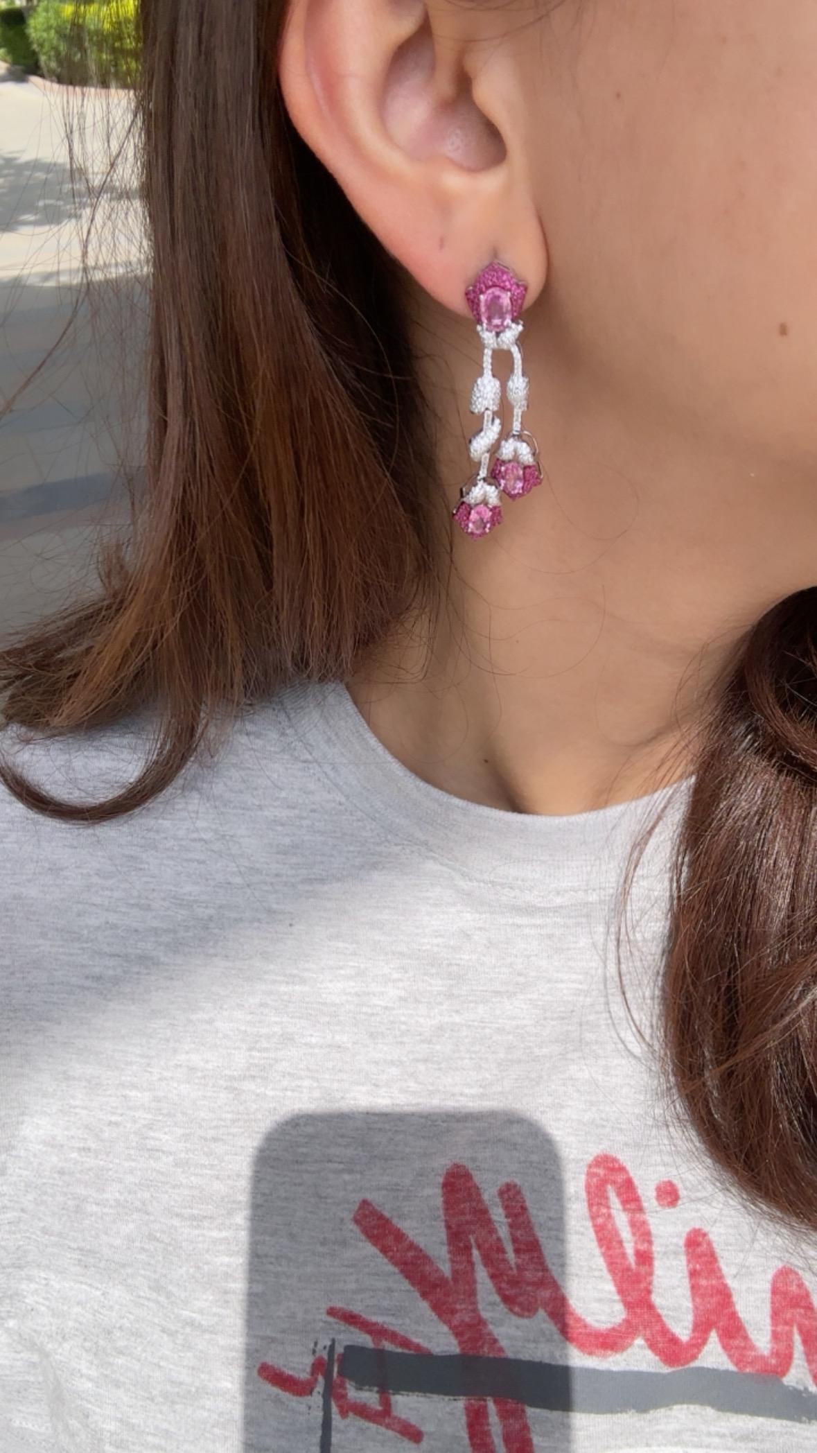 Boucles d'oreilles pendantes en or blanc 18 carats, saphirs roses de Ceylan, rubis et diamants en vente 4