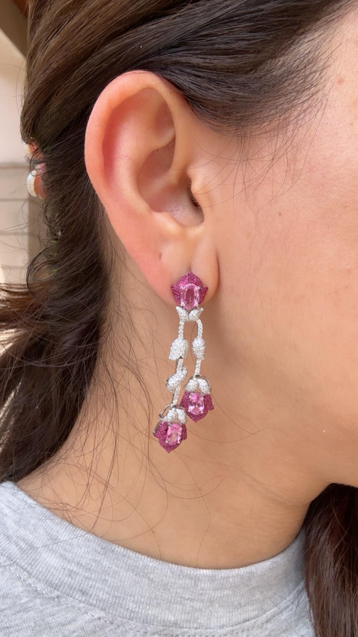 Boucles d'oreilles pendantes en or blanc 18 carats, saphirs roses de Ceylan, rubis et diamants en vente 5