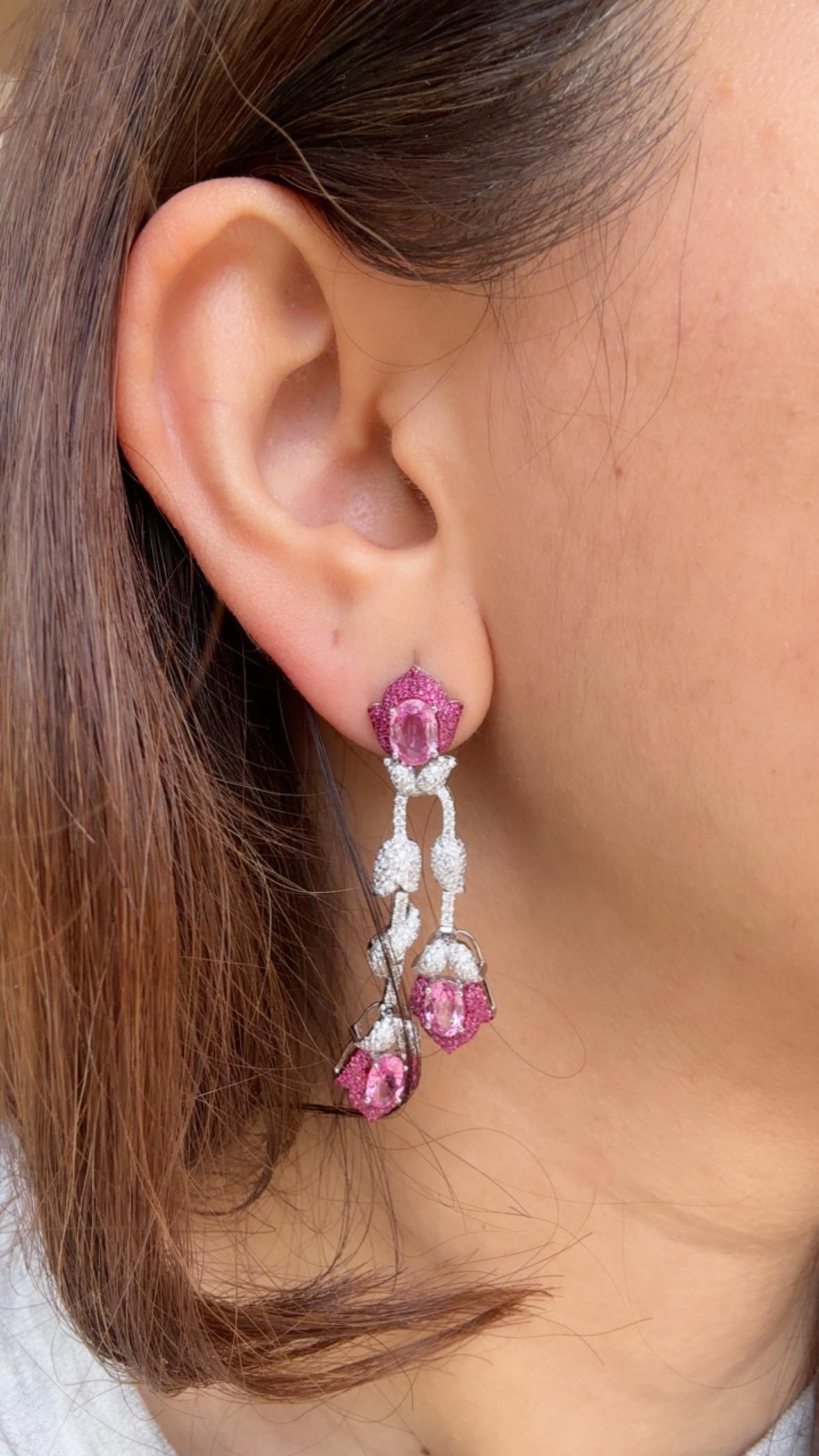 Boucles d'oreilles pendantes en or blanc 18 carats, saphirs roses de Ceylan, rubis et diamants en vente 6