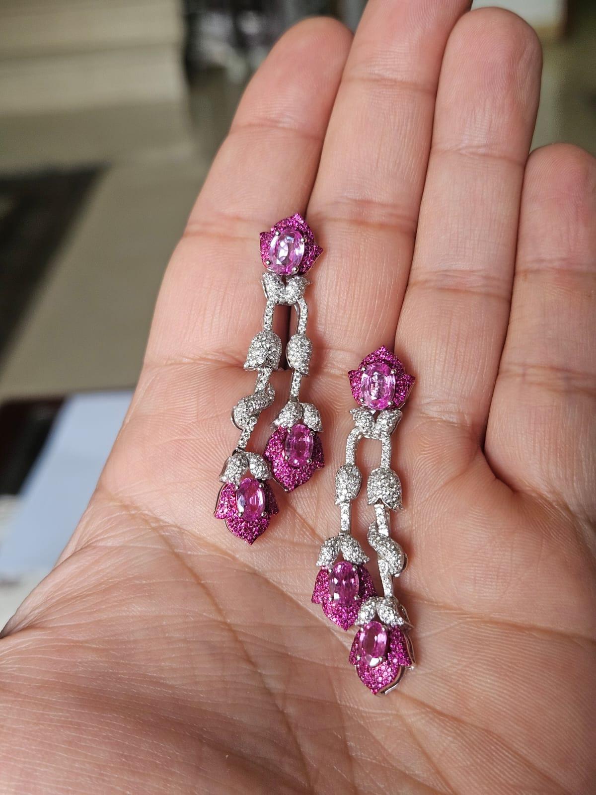 Magnifiques boucles d'oreilles pendantes en or blanc 18 carats et diamants naturels, de style moderne, composées de saphirs roses et de rubis. Le poids des saphirs roses est de 4.08 carats. Les saphirs roses sont originaires de Ceylan (Sri Lanka).
