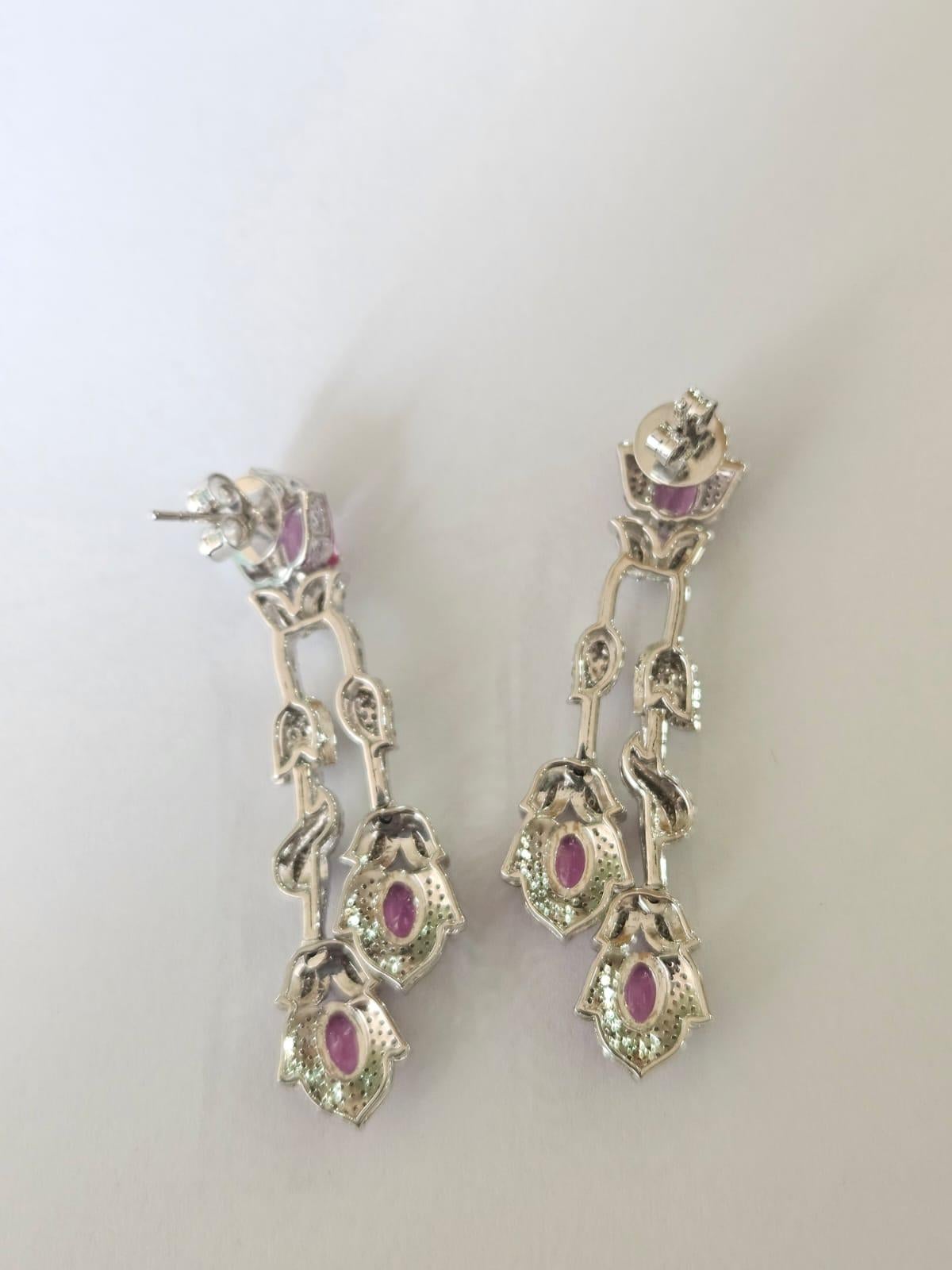 Moderne Boucles d'oreilles pendantes en or blanc 18 carats, saphirs roses de Ceylan, rubis et diamants en vente