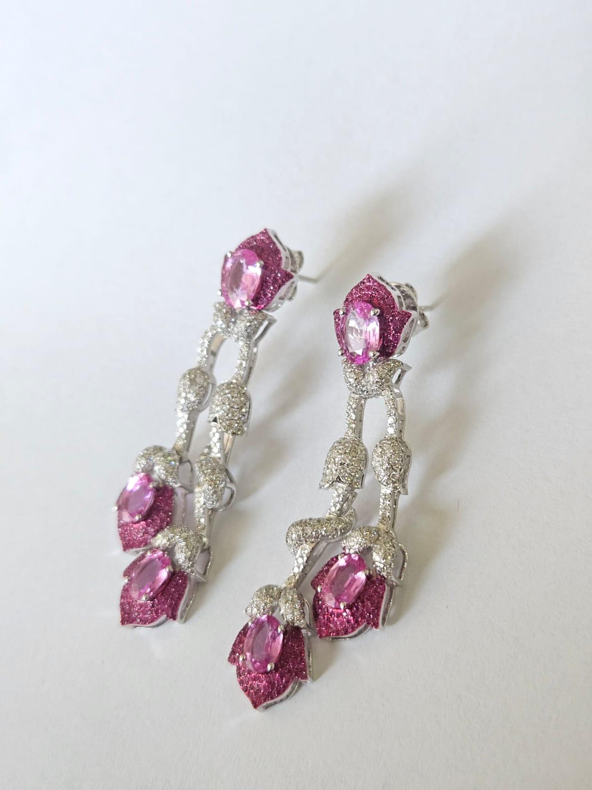 Taille ronde Boucles d'oreilles pendantes en or blanc 18 carats, saphirs roses de Ceylan, rubis et diamants en vente