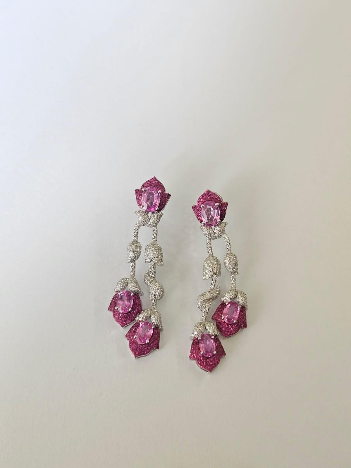 Boucles d'oreilles pendantes en or blanc 18 carats, saphirs roses de Ceylan, rubis et diamants Neuf - En vente à Hong Kong, HK