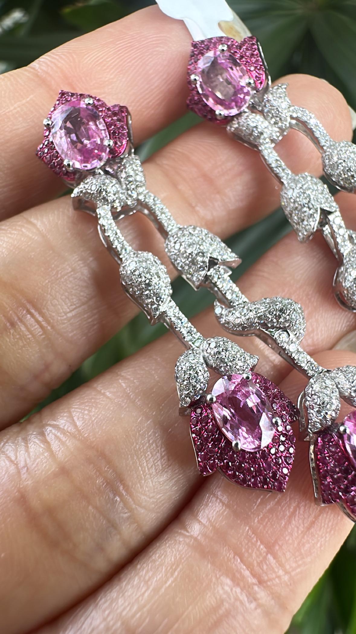 Boucles d'oreilles pendantes en or blanc 18 carats, saphirs roses de Ceylan, rubis et diamants Unisexe en vente