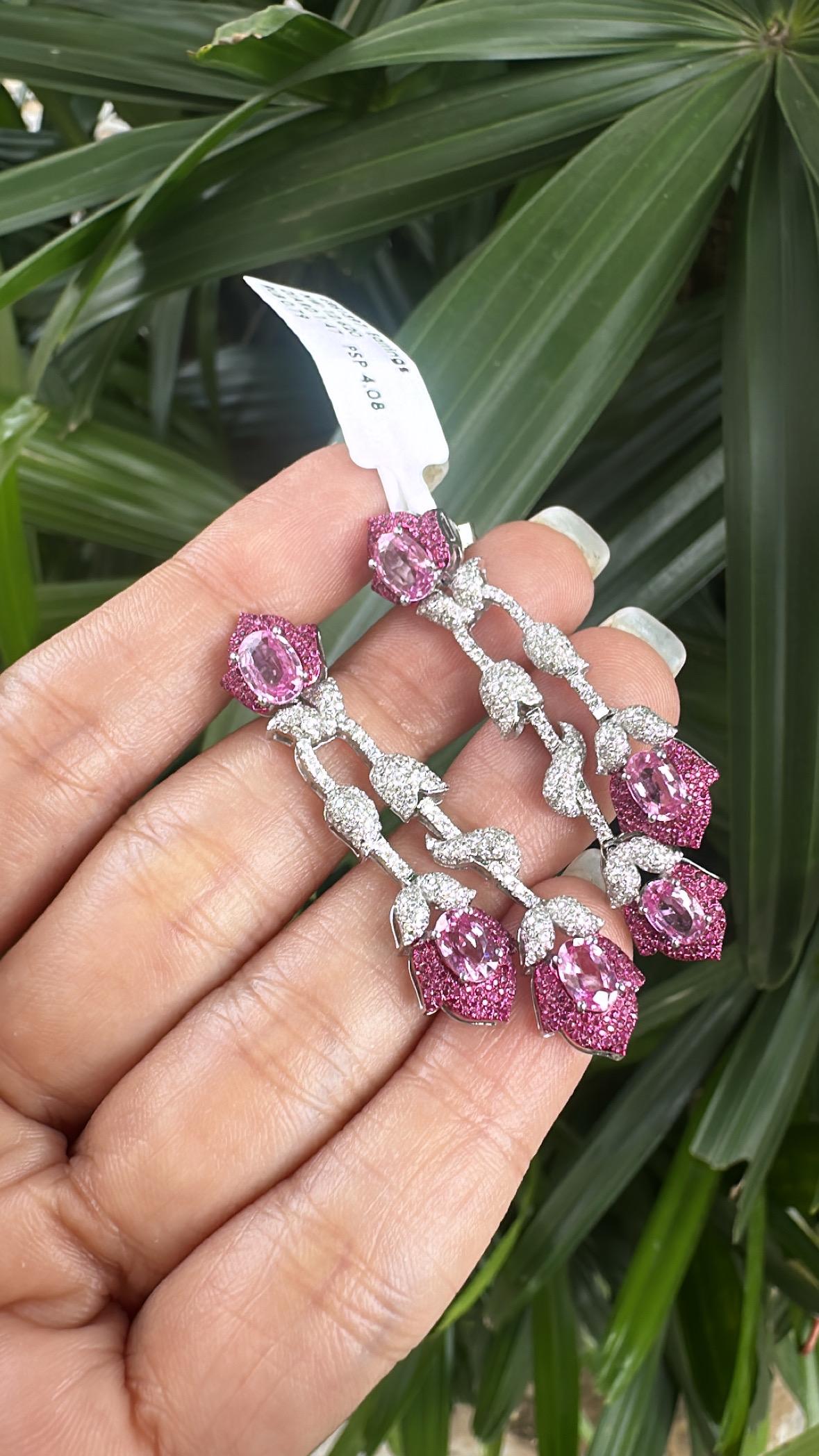 Boucles d'oreilles pendantes en or blanc 18 carats, saphirs roses de Ceylan, rubis et diamants en vente 1