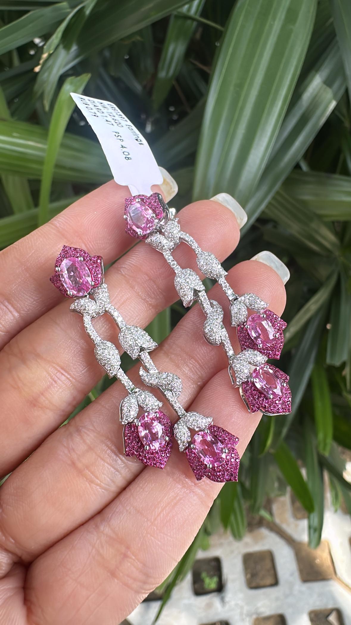 Boucles d'oreilles pendantes en or blanc 18 carats, saphirs roses de Ceylan, rubis et diamants en vente 2