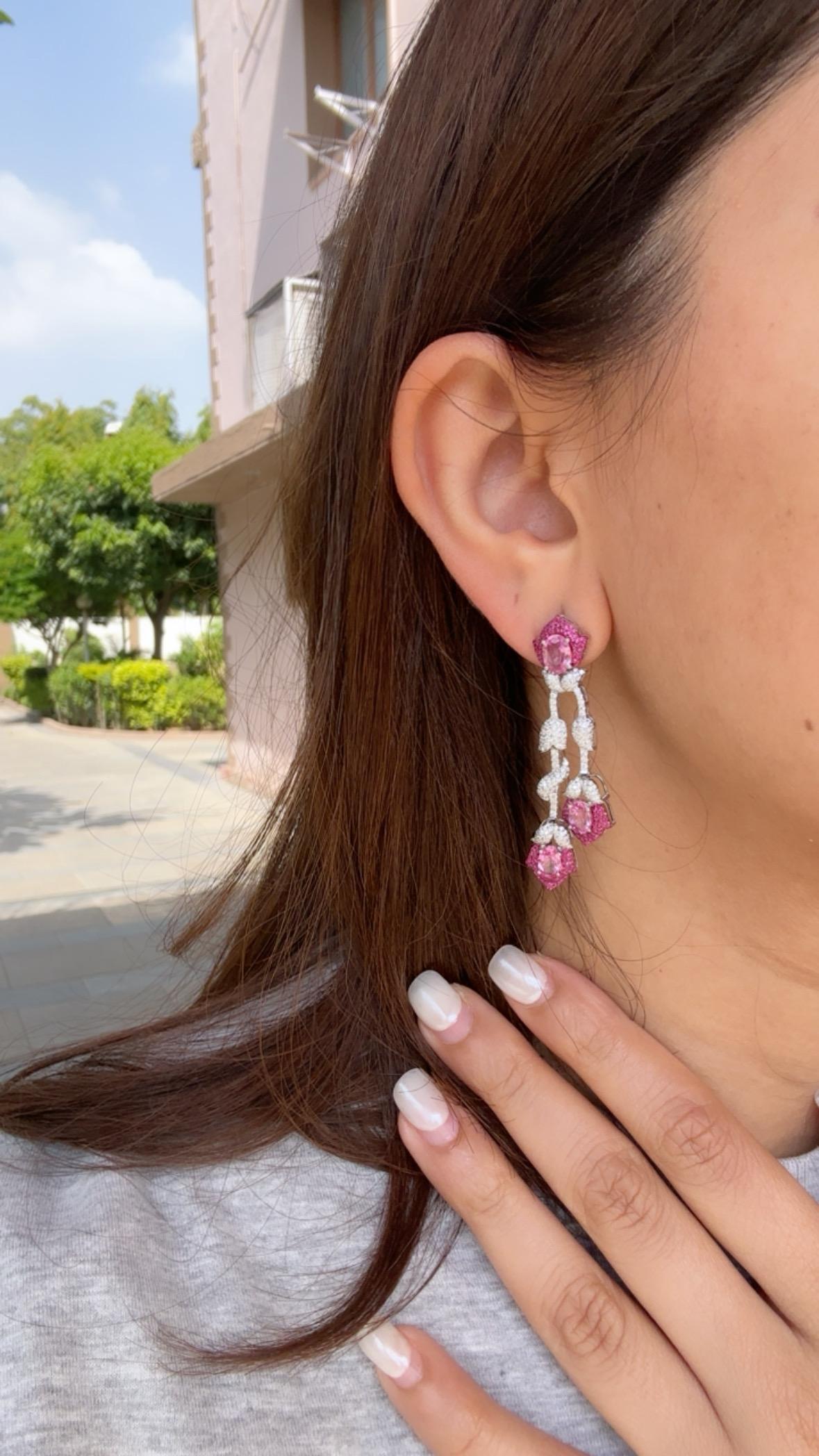 Boucles d'oreilles pendantes en or blanc 18 carats, saphirs roses de Ceylan, rubis et diamants en vente 3