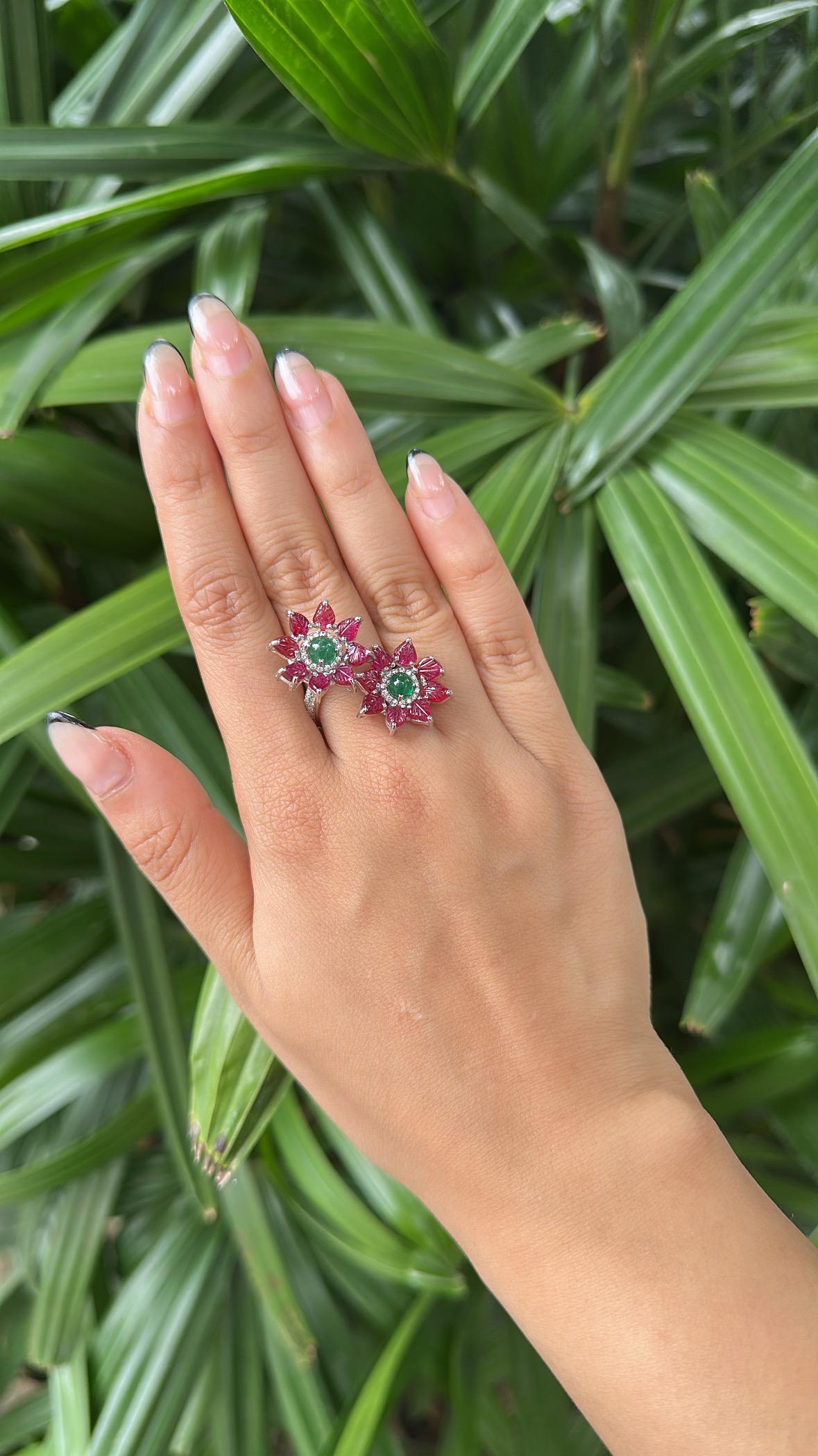 Bague Toi et Moi en or blanc 18 carats, cabochon d'émeraude, rubis taillé et diamants en vente 4