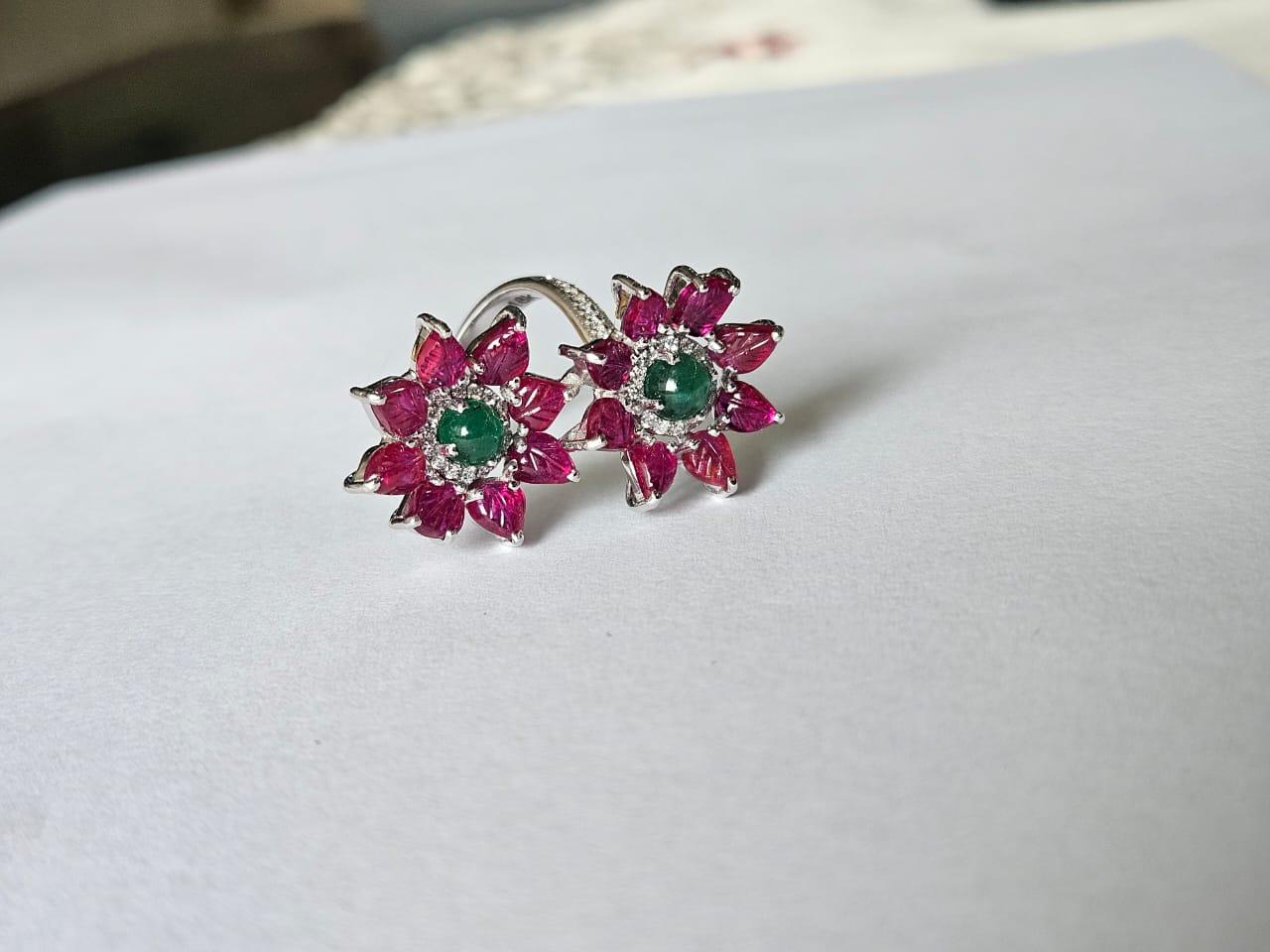 Magnifique bague Toi et Moi en or blanc 18 carats et diamants naturels. Le poids des cabochons d'émeraude est de 1.55 carats. Les émeraudes sont entièrement naturelles, sans aucun traitement, et sont d'origine zambienne. Le poids des rubis sculptés