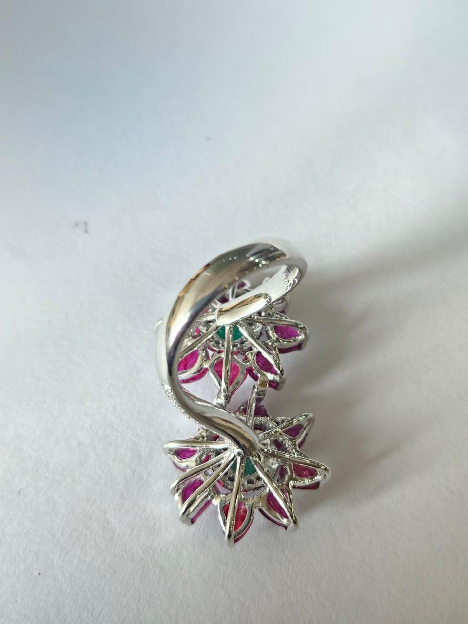 Moderne Bague Toi et Moi en or blanc 18 carats, cabochon d'émeraude, rubis taillé et diamants en vente