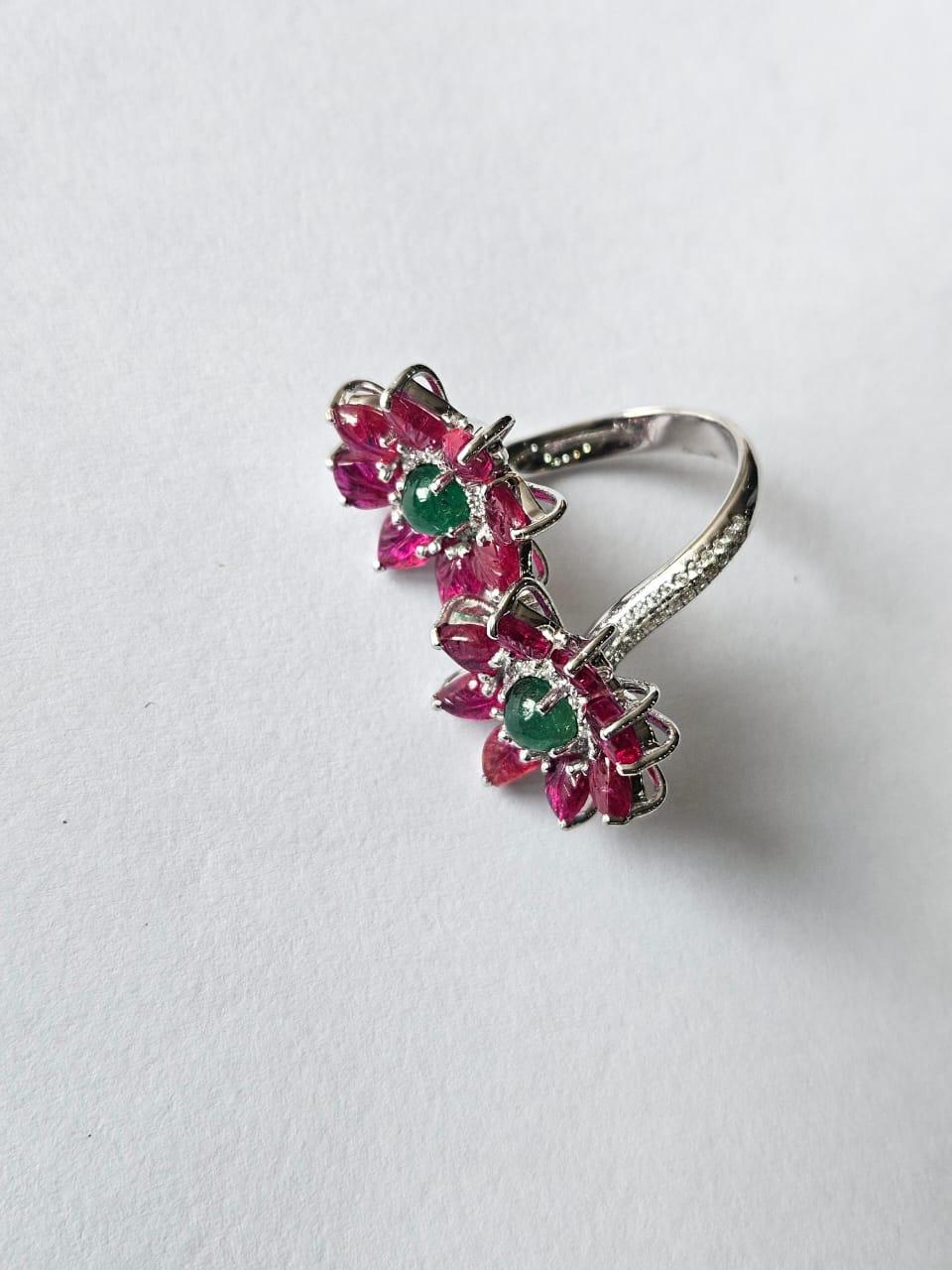 Taille cabochon Bague Toi et Moi en or blanc 18 carats, cabochon d'émeraude, rubis taillé et diamants en vente