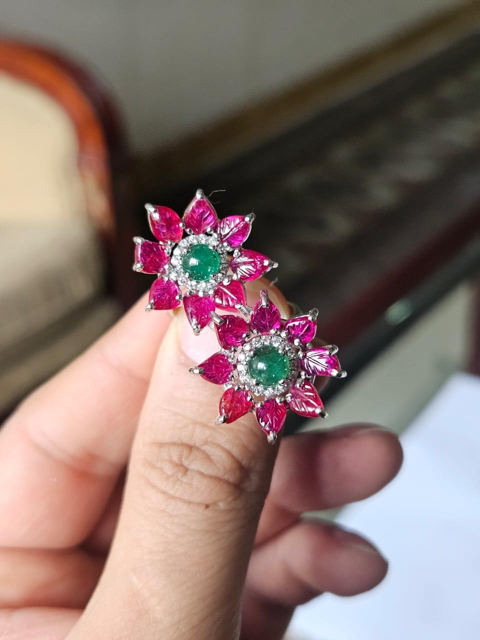Bague Toi et Moi en or blanc 18 carats, cabochon d'émeraude, rubis taillé et diamants Neuf - En vente à Hong Kong, HK