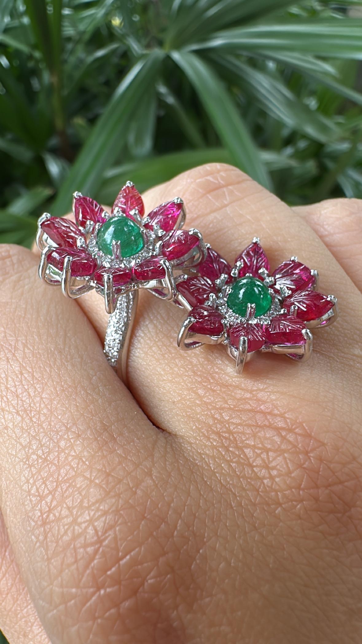 Bague Toi et Moi en or blanc 18 carats, cabochon d'émeraude, rubis taillé et diamants Unisexe en vente