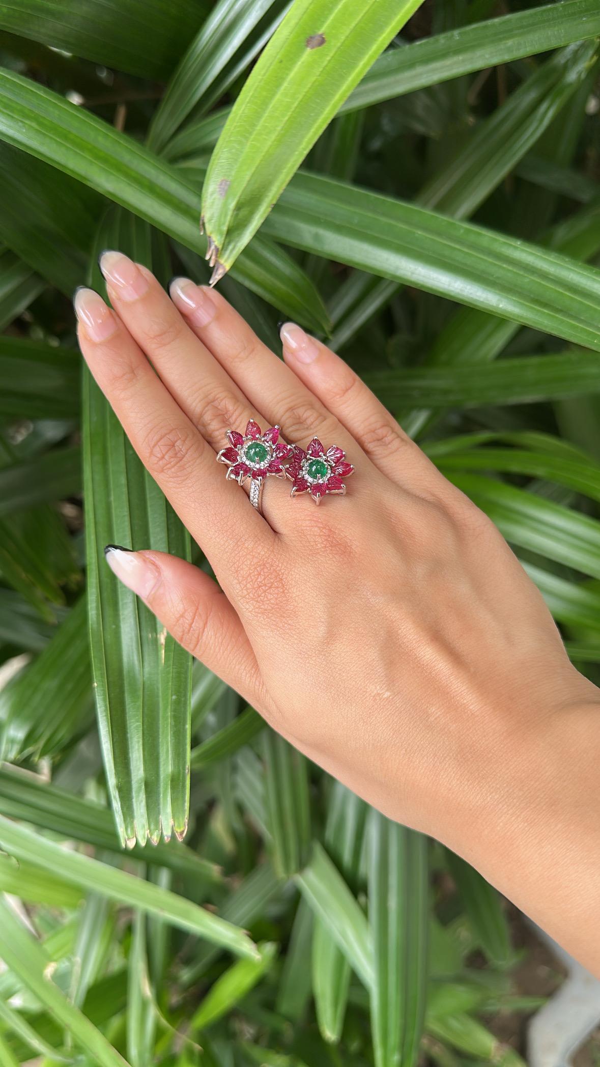 Bague Toi et Moi en or blanc 18 carats, cabochon d'émeraude, rubis taillé et diamants en vente 2