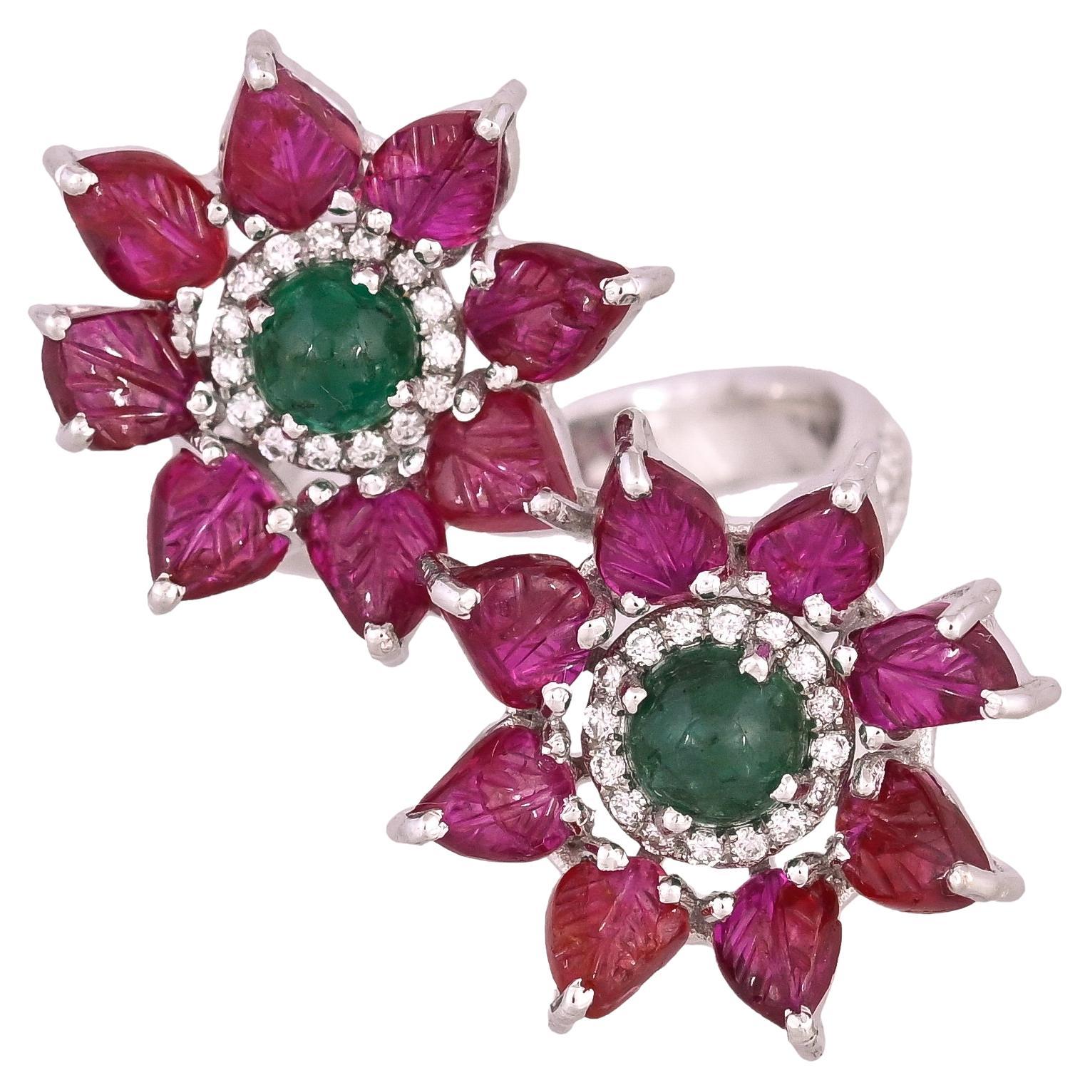Anillo Toi et Moi engastado en oro blanco de 18 quilates, cabujón de esmeralda, rubí tallado y diamantes