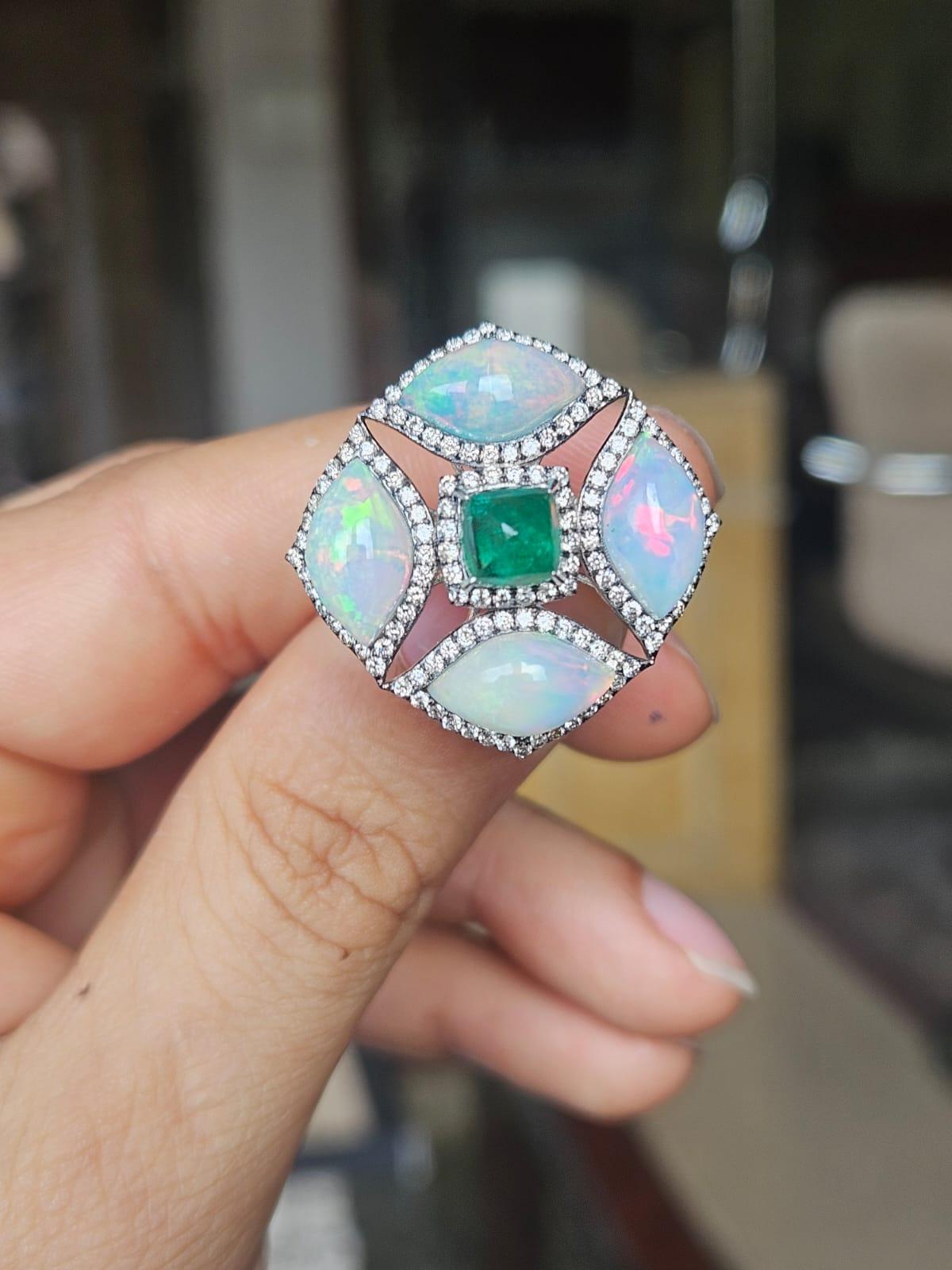 Ein sehr schöner, moderner Smaragd- und Opal-Cocktailring in 18 Karat Weißgold und natürlichen Diamanten. Das Gewicht des Emerald Sugarloaf beträgt 1.30 Karat. Der Smaragd ist völlig natürlich, unbehandelt und stammt aus Sambia. Das Gewicht des