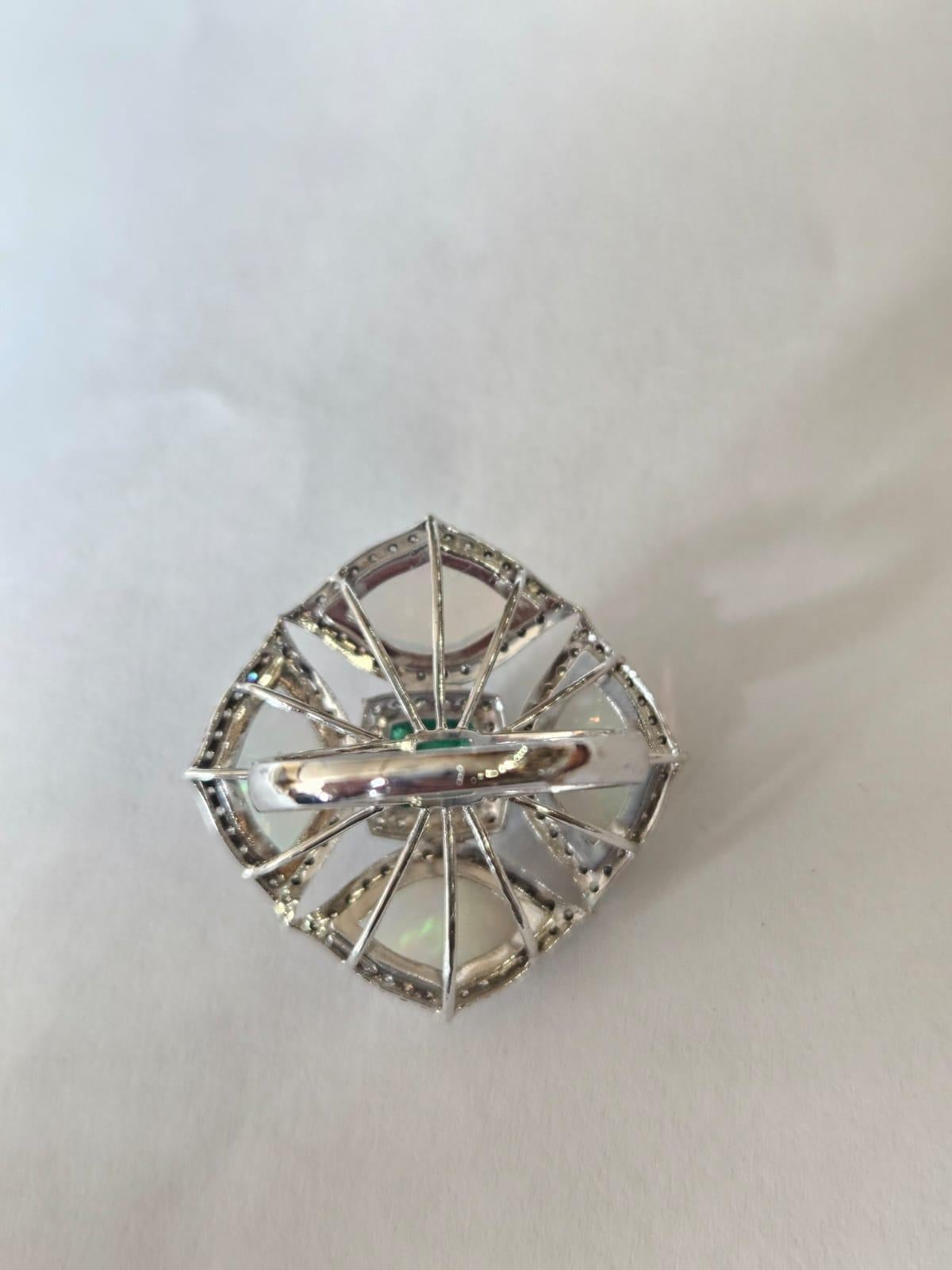Cocktailring aus 18 Karat Weißgold, Smaragd im Zuckerhut-Schliff, äthiopischem Opal und Diamant (Moderne) im Angebot