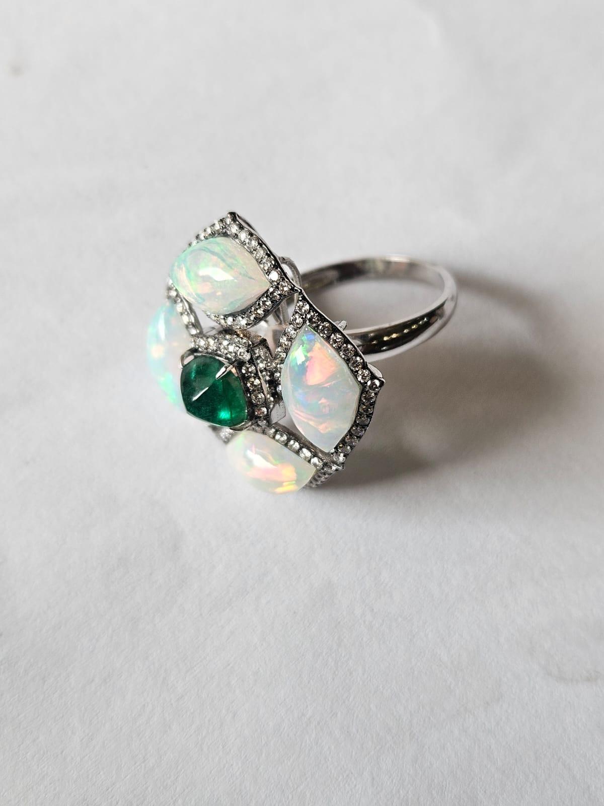 Cocktailring aus 18 Karat Weißgold, Smaragd im Zuckerhut-Schliff, äthiopischem Opal und Diamant (Kegel-Cabochon) im Angebot