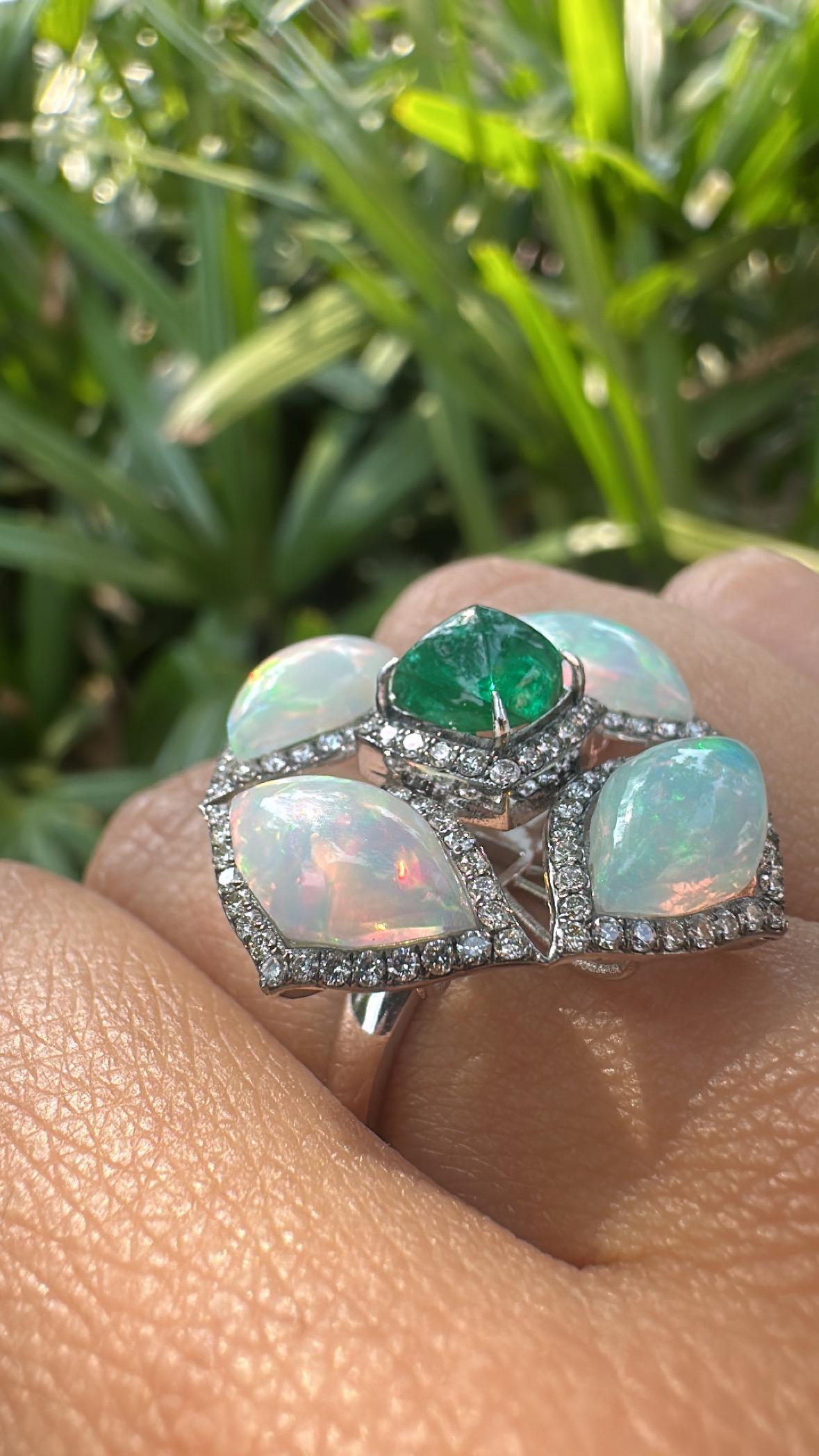 Cocktailring aus 18 Karat Weißgold, Smaragd im Zuckerhut-Schliff, äthiopischem Opal und Diamant für Damen oder Herren im Angebot