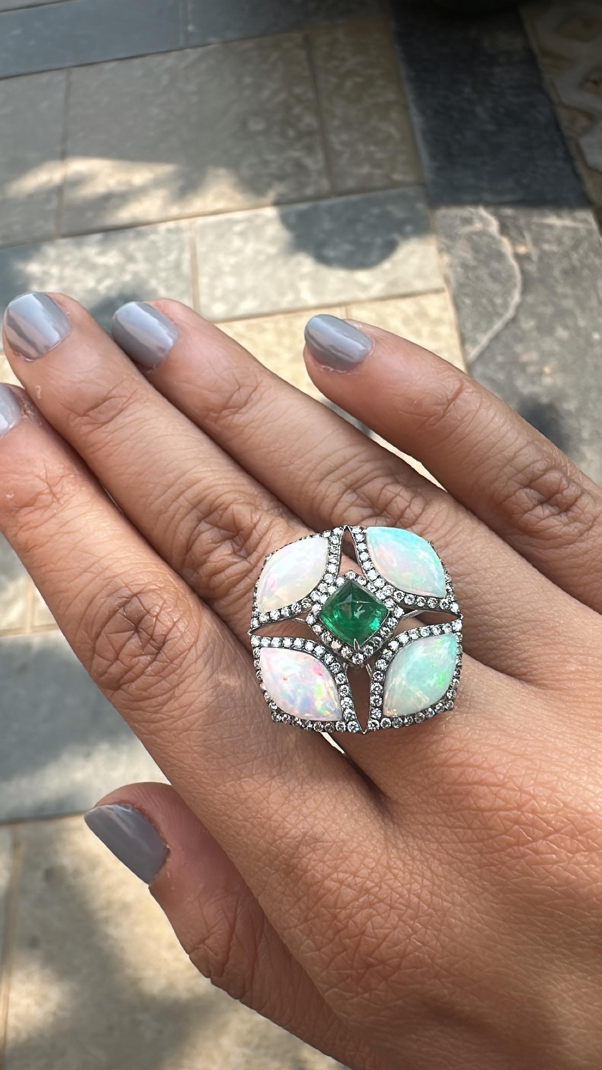 Cocktailring aus 18 Karat Weißgold, Smaragd im Zuckerhut-Schliff, äthiopischem Opal und Diamant im Angebot 1