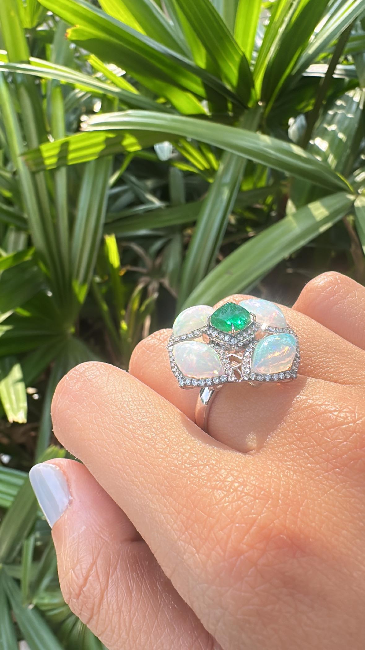 Cocktailring aus 18 Karat Weißgold, Smaragd im Zuckerhut-Schliff, äthiopischem Opal und Diamant im Angebot 2