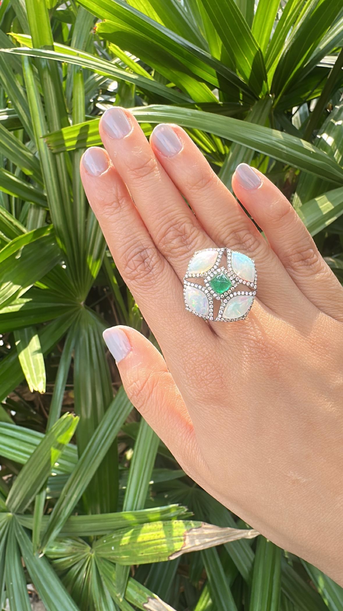 Cocktailring aus 18 Karat Weißgold, Smaragd im Zuckerhut-Schliff, äthiopischem Opal und Diamant im Angebot 3
