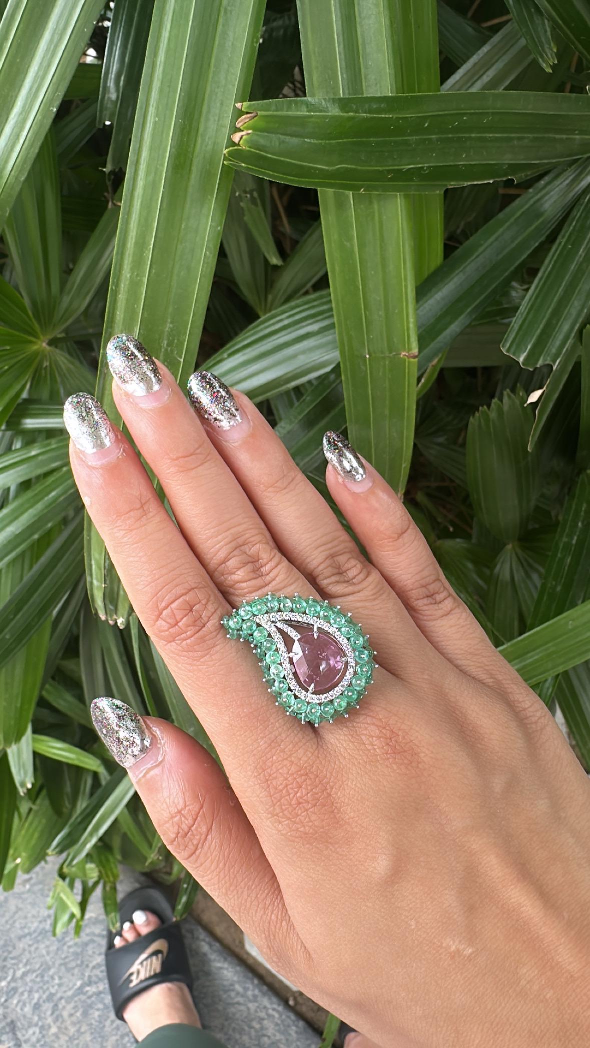 Anillo de cóctel engastado en oro blanco de 18 quilates, esmeraldas, zafiro rosa de Ceilán y diamantes en venta 4