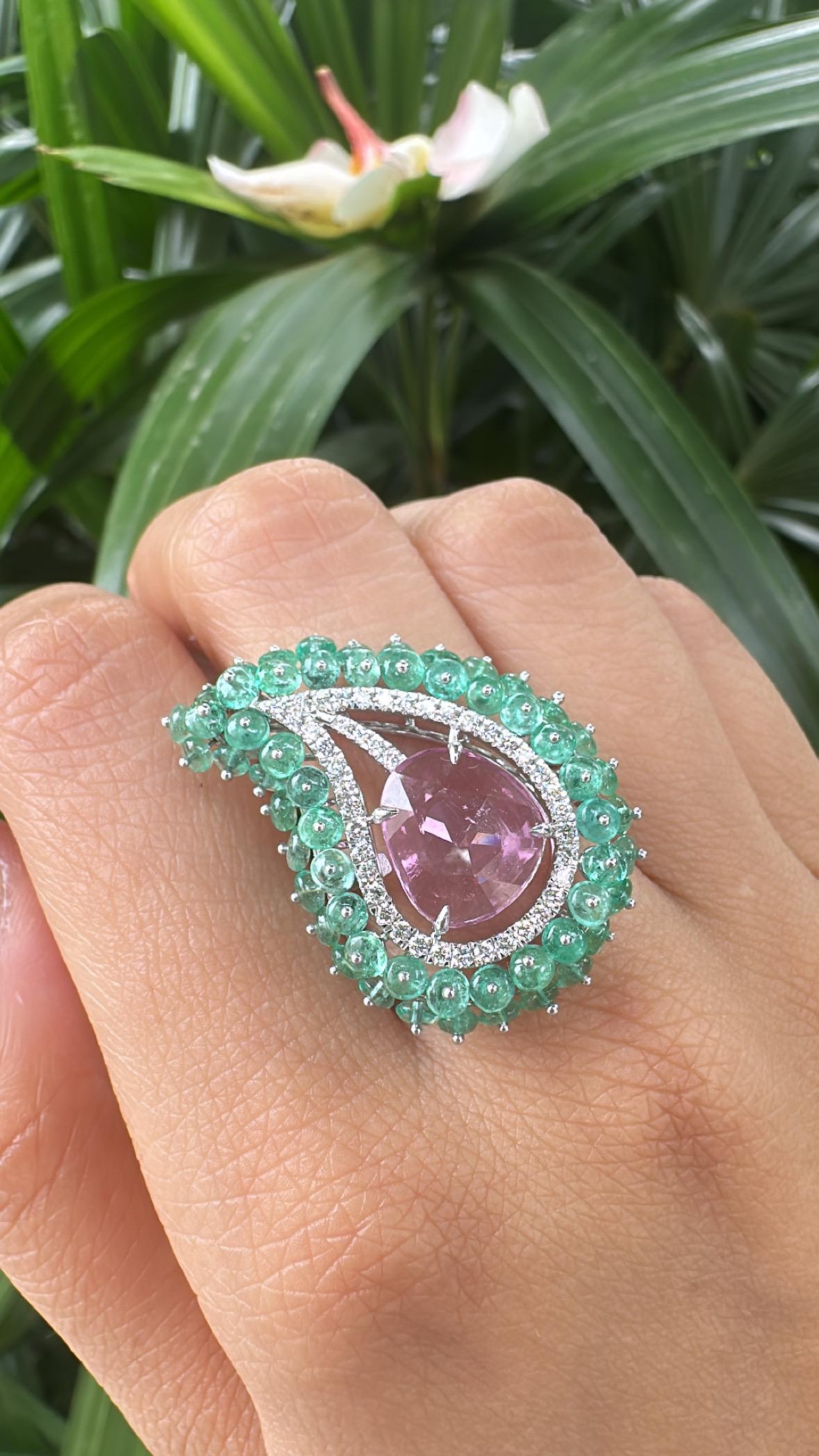 Anillo de cóctel engastado en oro blanco de 18 quilates, esmeraldas, zafiro rosa de Ceilán y diamantes en venta 5