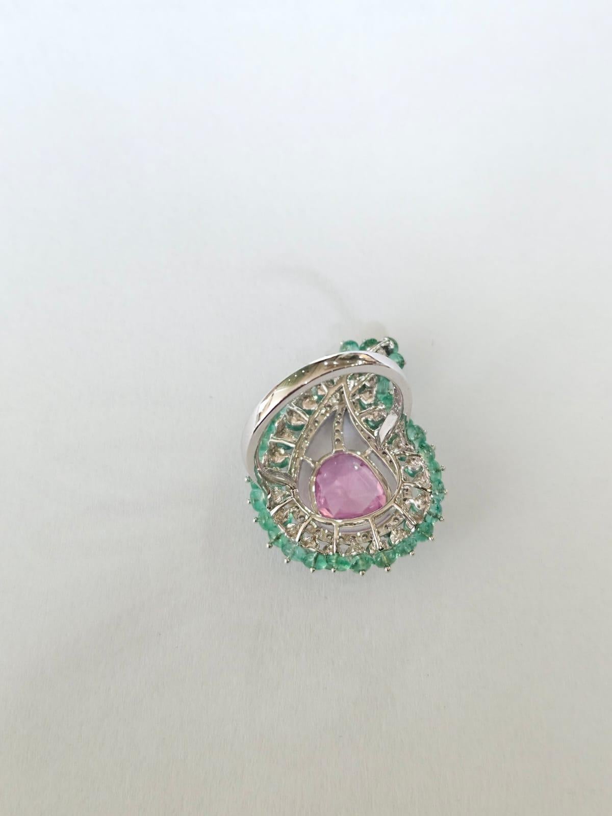 Anillo de cóctel engastado en oro blanco de 18 quilates, esmeraldas, zafiro rosa de Ceilán y diamantes Moderno en venta