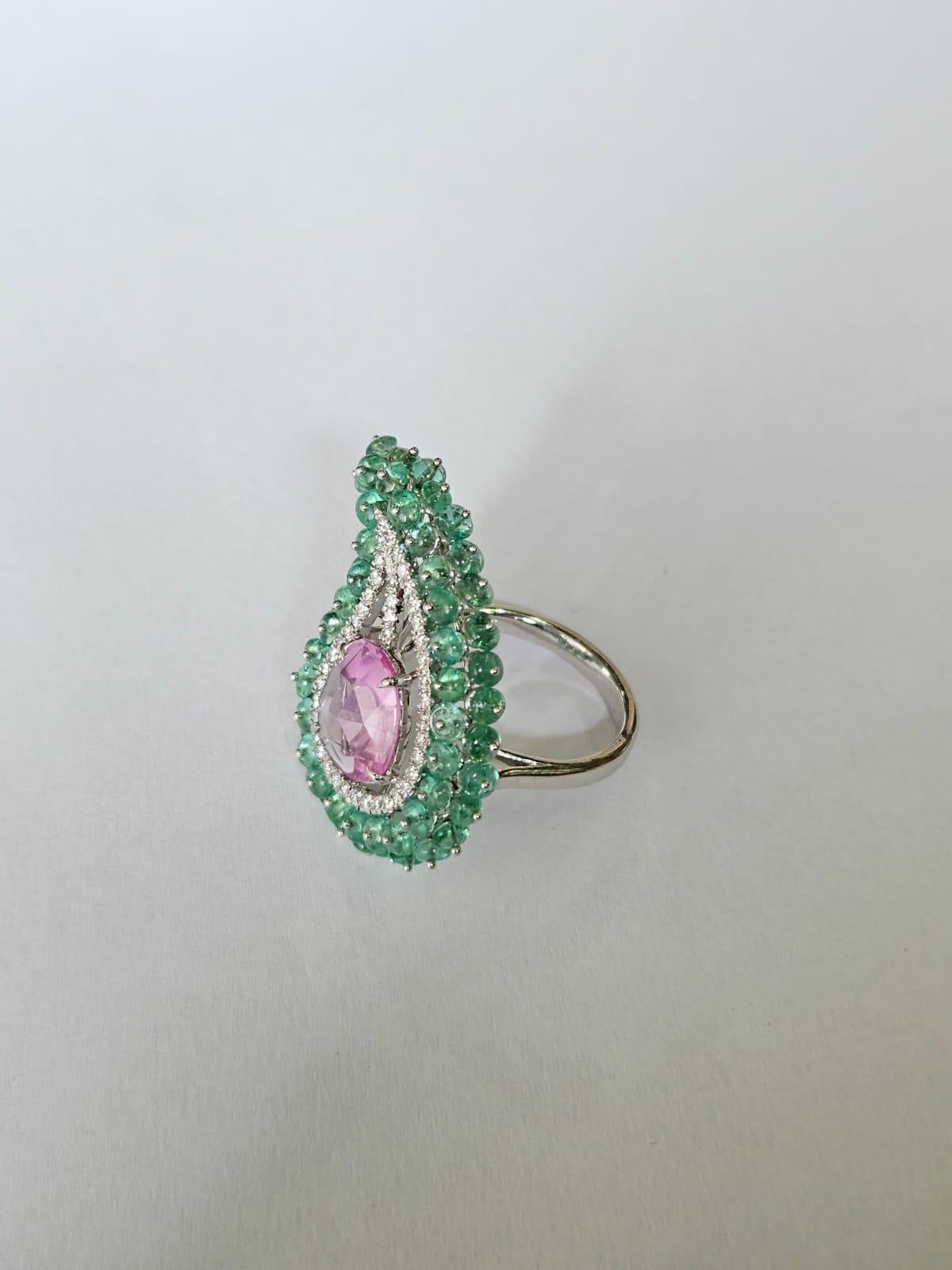 Anillo de cóctel engastado en oro blanco de 18 quilates, esmeraldas, zafiro rosa de Ceilán y diamantes Corte rosa en venta