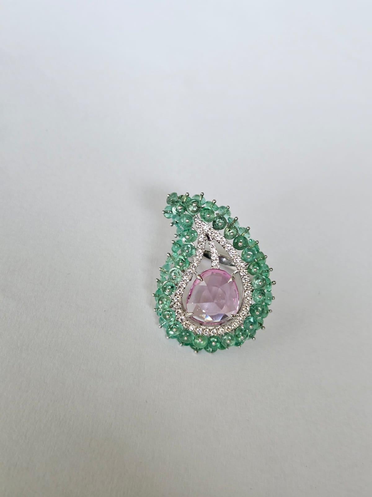 Anillo de cóctel engastado en oro blanco de 18 quilates, esmeraldas, zafiro rosa de Ceilán y diamantes en Nuevo estado para la venta en Hong Kong, HK