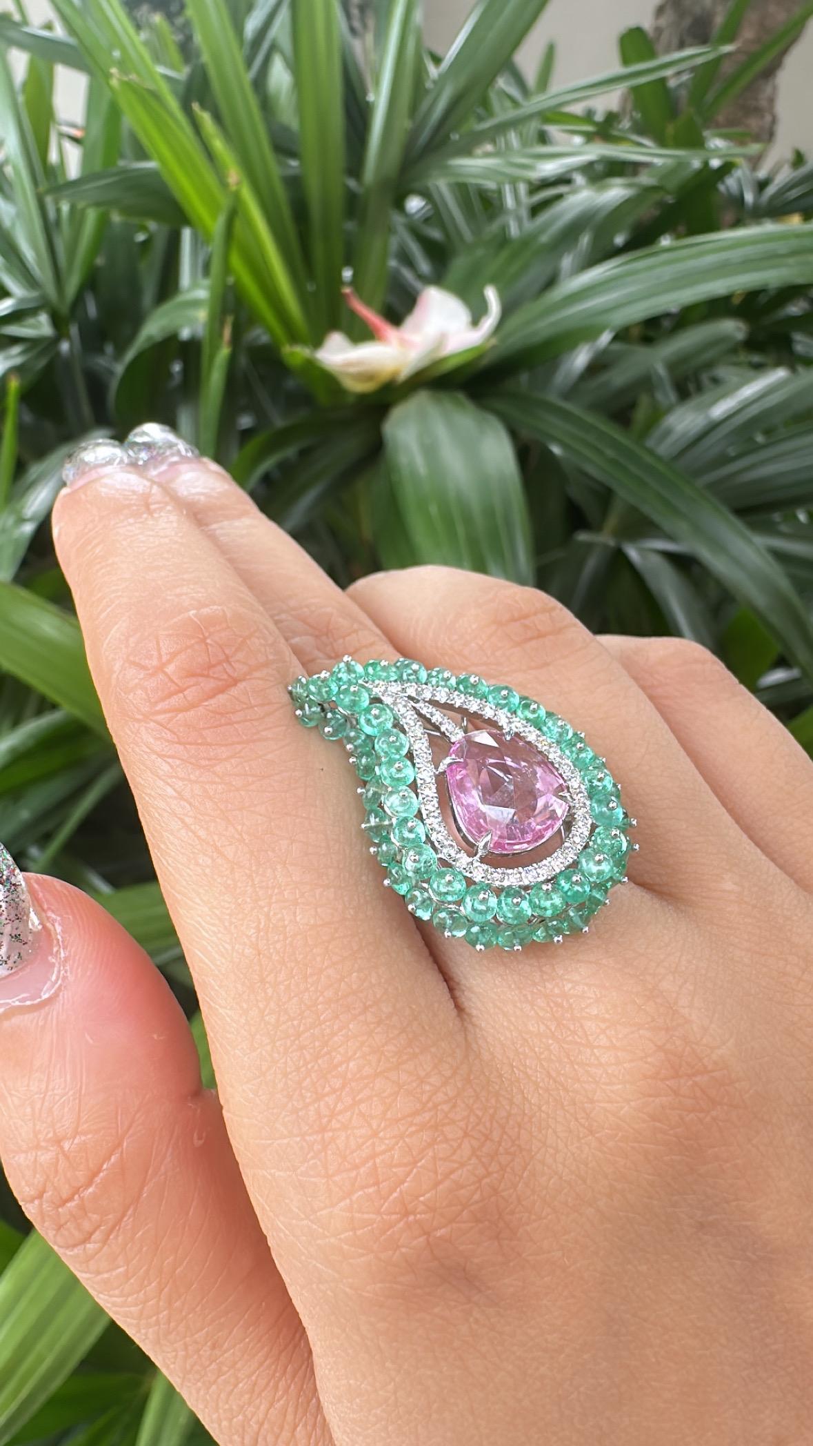Anillo de cóctel engastado en oro blanco de 18 quilates, esmeraldas, zafiro rosa de Ceilán y diamantes en venta 1