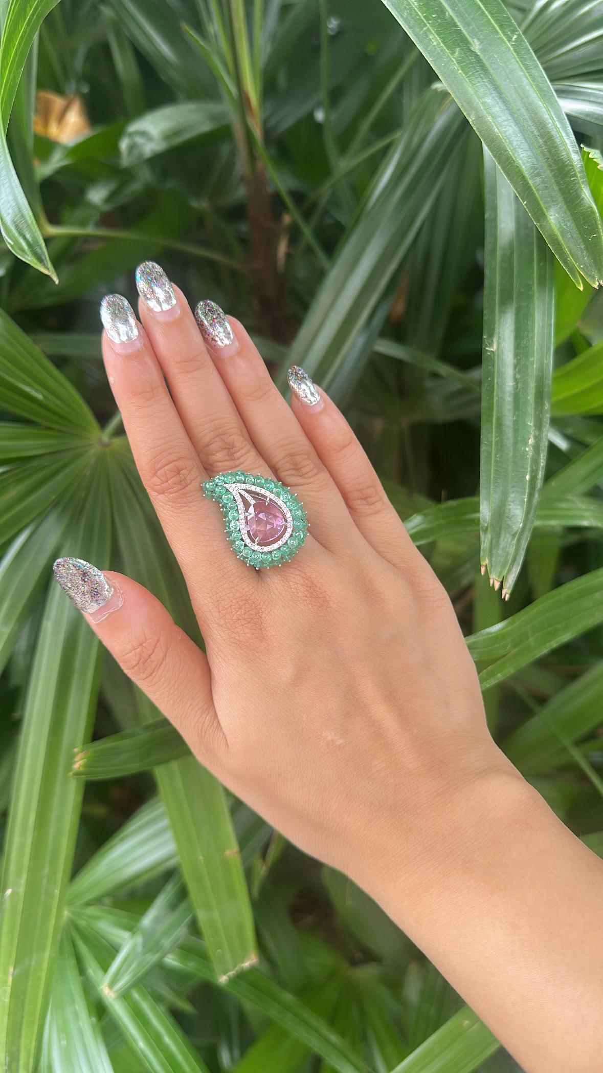 Anillo de cóctel engastado en oro blanco de 18 quilates, esmeraldas, zafiro rosa de Ceilán y diamantes en venta 2