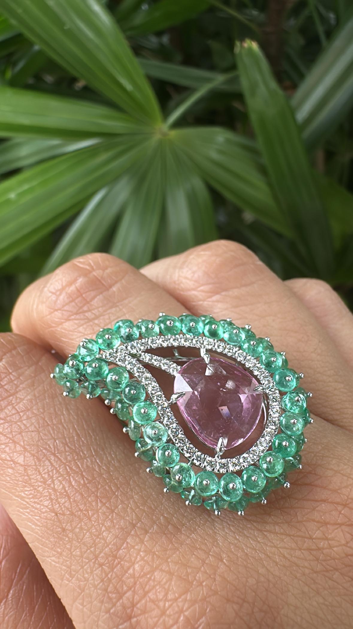 Anillo de cóctel engastado en oro blanco de 18 quilates, esmeraldas, zafiro rosa de Ceilán y diamantes en venta 3