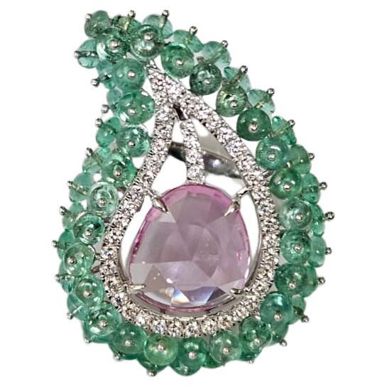 Anillo de cóctel engastado en oro blanco de 18 quilates, esmeraldas, zafiro rosa de Ceilán y diamantes