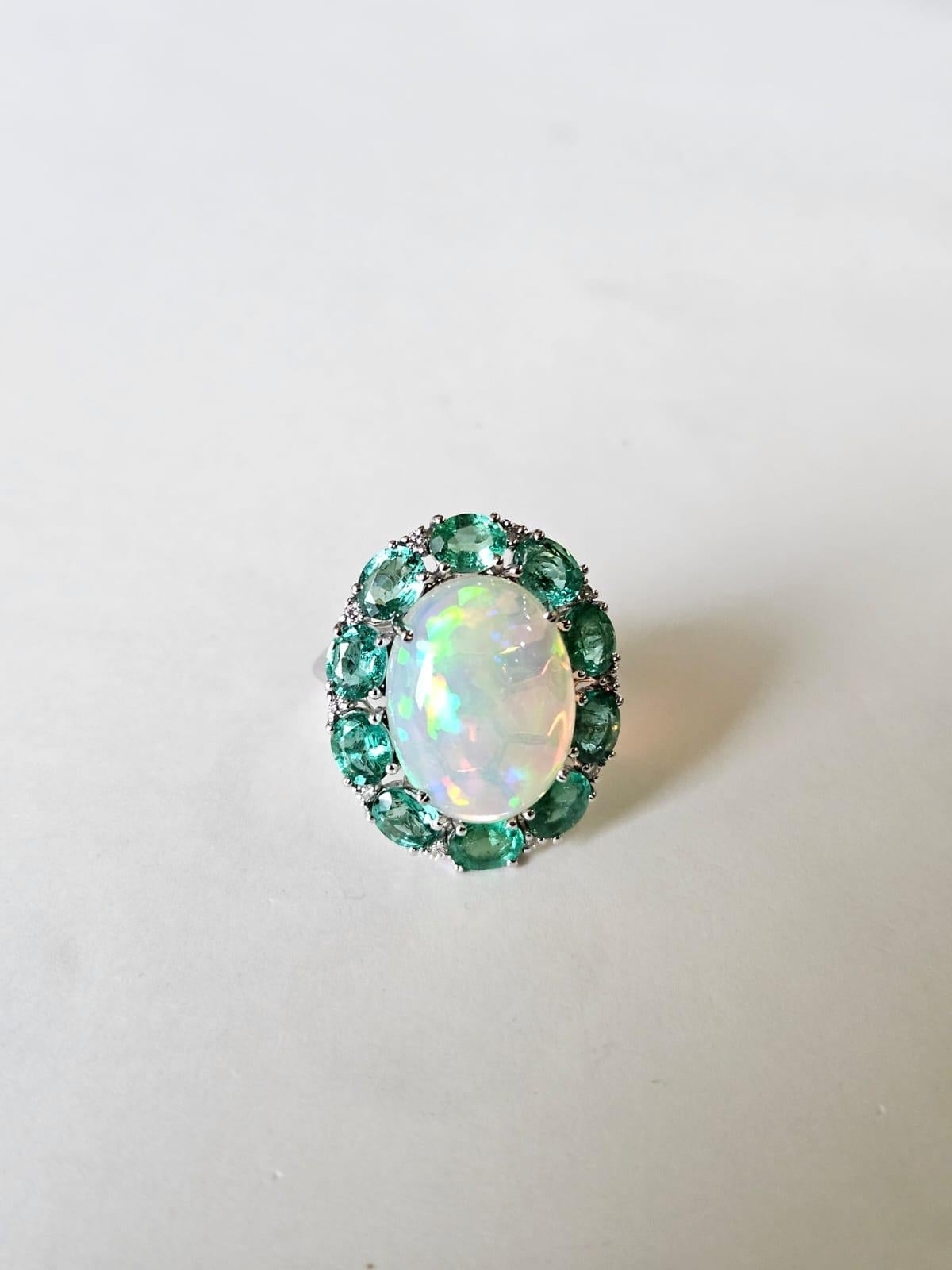 Incastonato in oro bianco 18 carati, opale etiope, smeraldi dello Zambia e diamanti. In condizioni Nuovo in vendita a Hong Kong, HK
