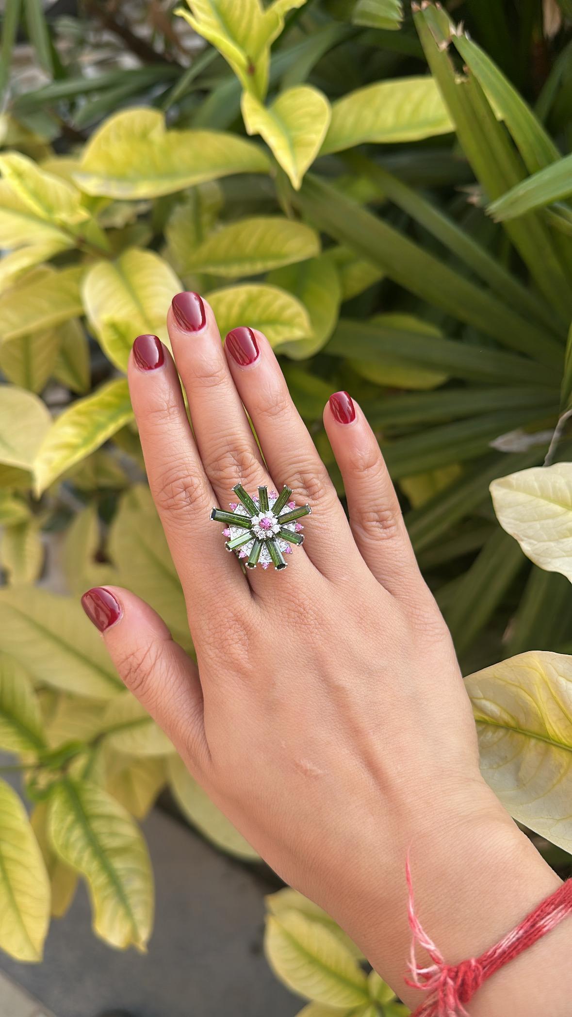 Bague de cocktail en or blanc 18 carats, tourmaline verte, saphirs roses et diamants en vente 4