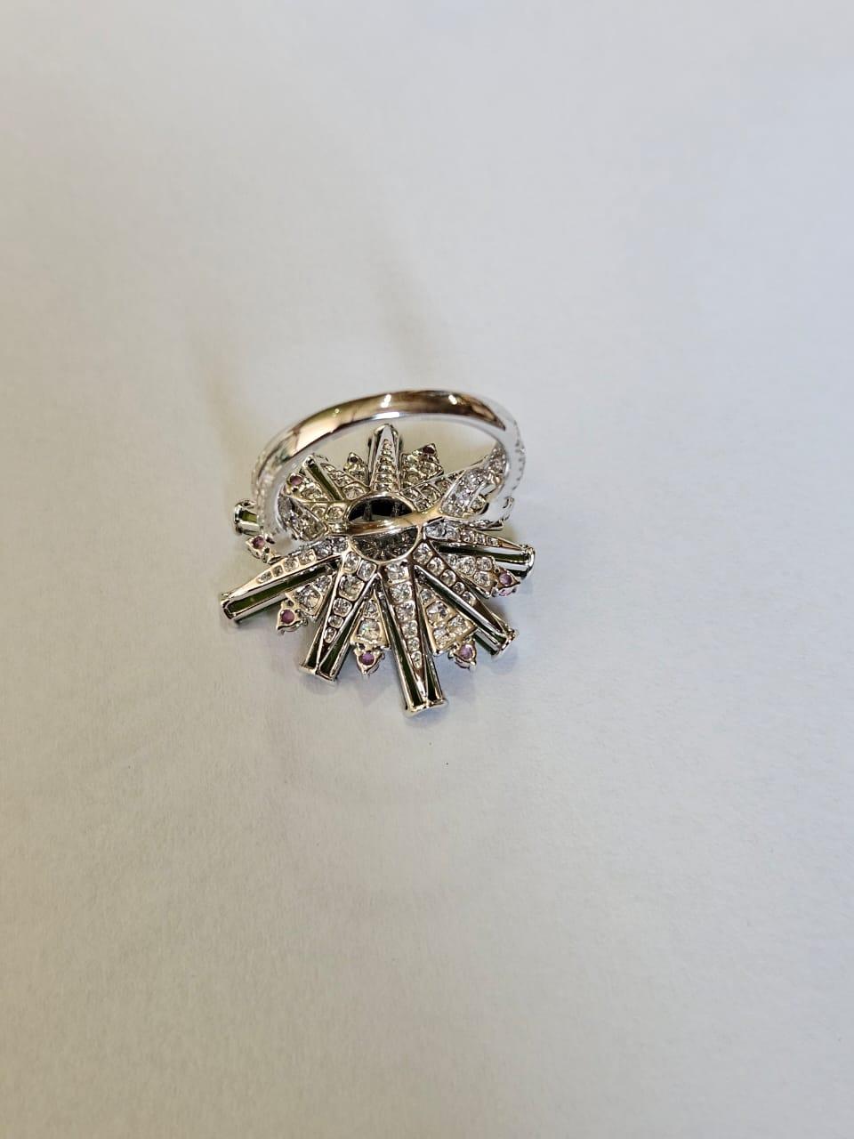 Moderne Bague de cocktail en or blanc 18 carats, tourmaline verte, saphirs roses et diamants en vente