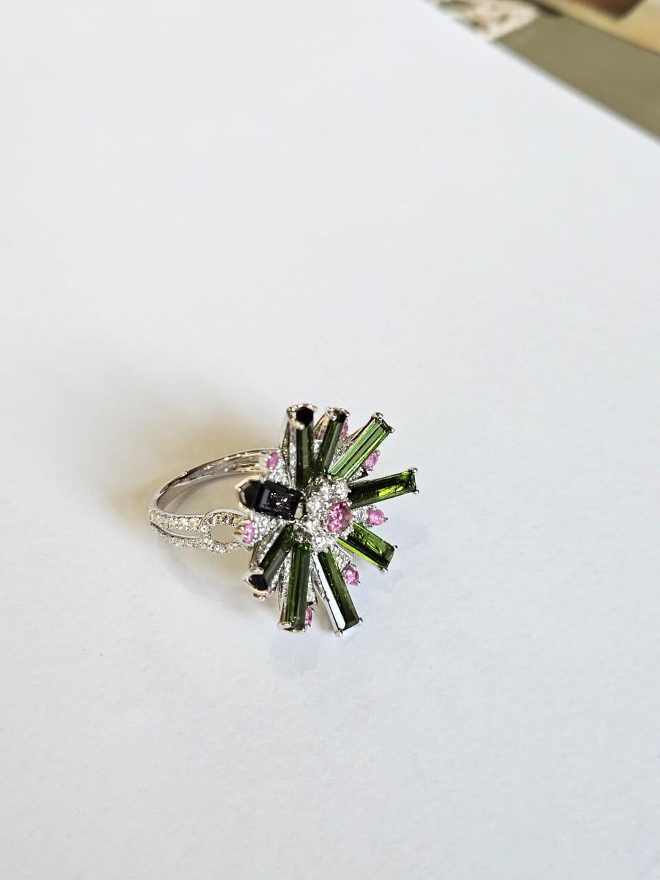 Taille émeraude Bague de cocktail en or blanc 18 carats, tourmaline verte, saphirs roses et diamants en vente