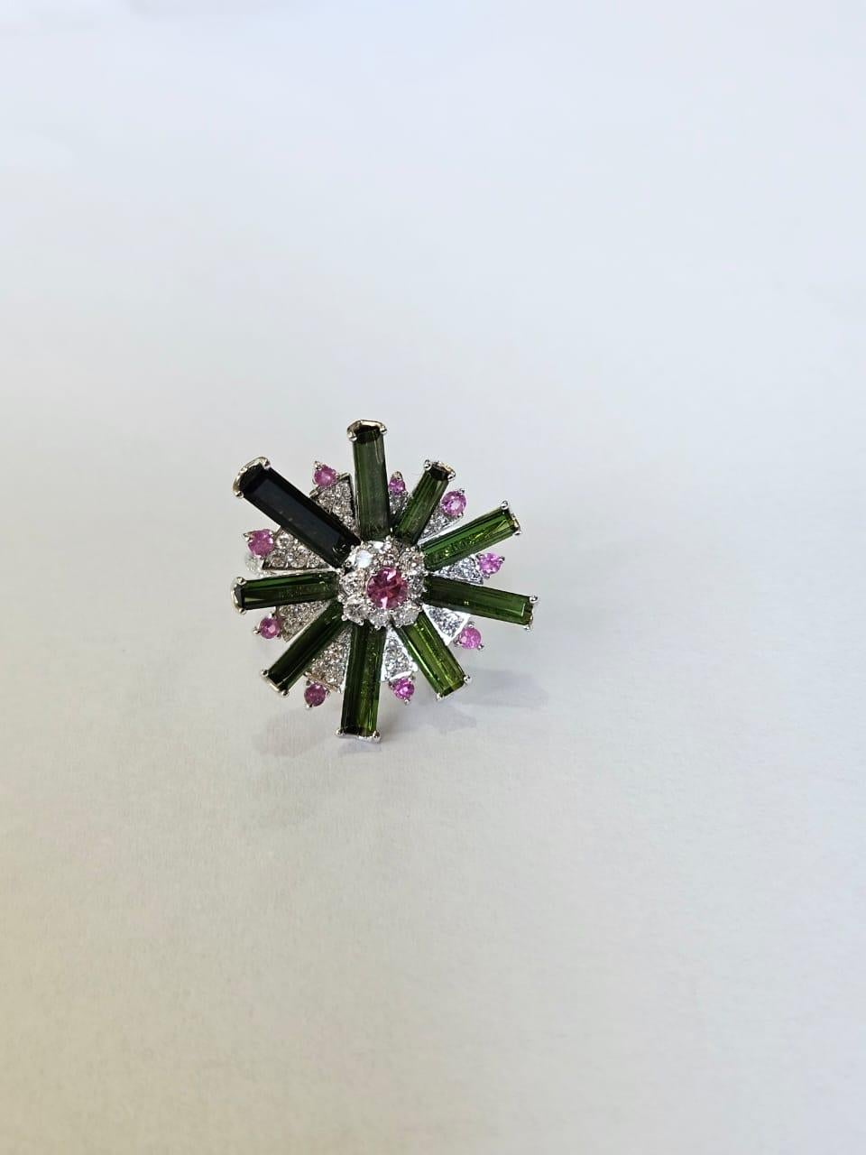 Bague de cocktail en or blanc 18 carats, tourmaline verte, saphirs roses et diamants Neuf - En vente à Hong Kong, HK
