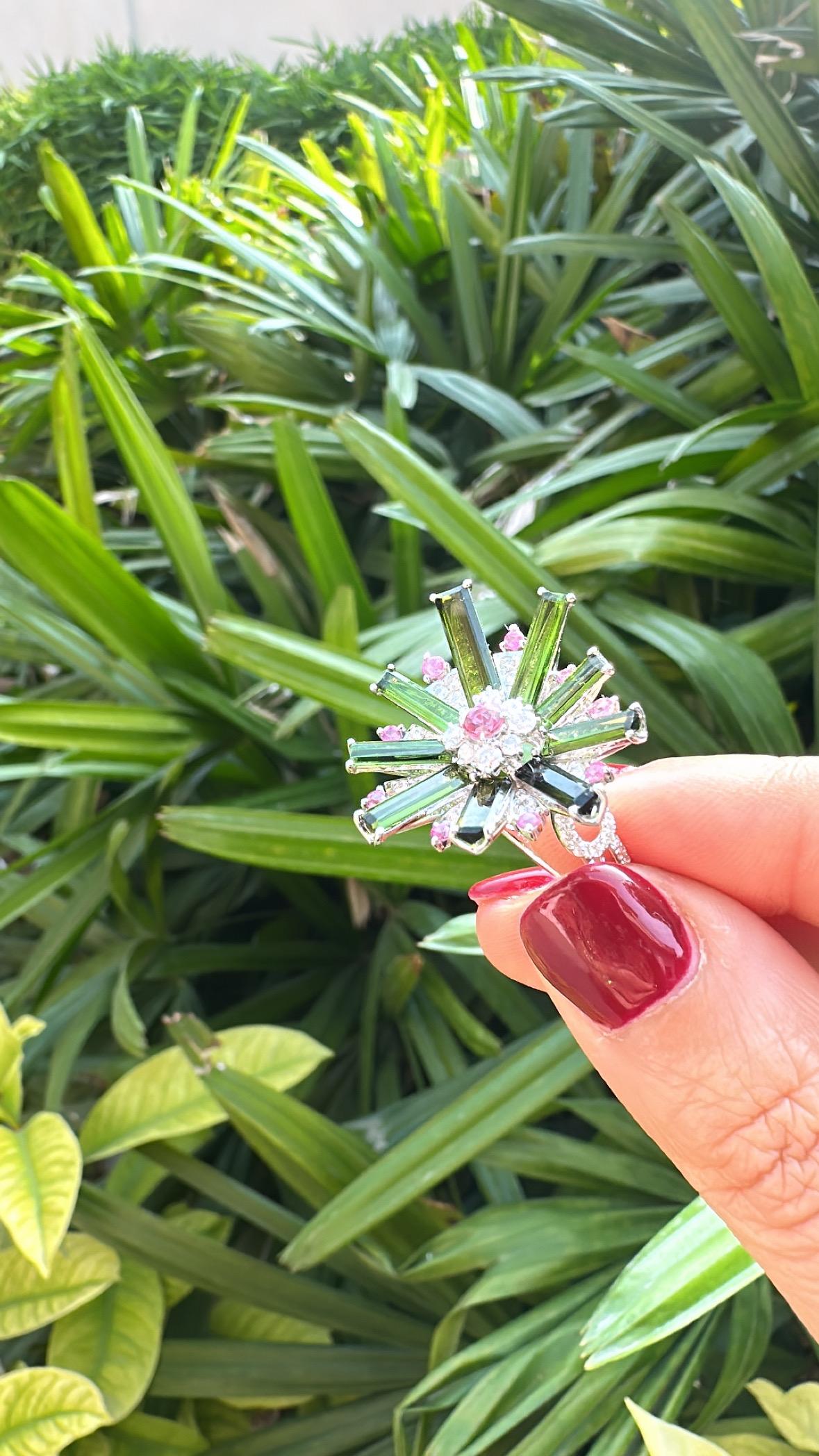 Bague de cocktail en or blanc 18 carats, tourmaline verte, saphirs roses et diamants Unisexe en vente