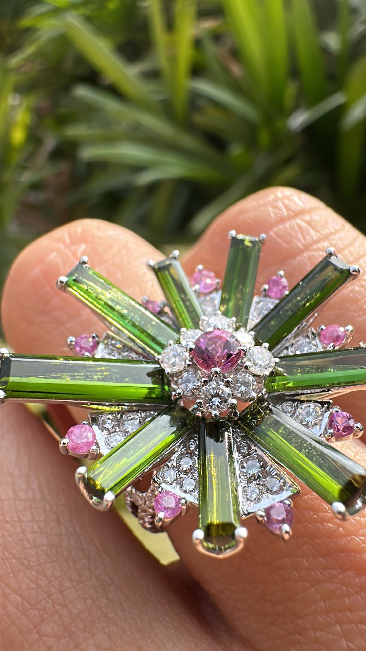 Bague de cocktail en or blanc 18 carats, tourmaline verte, saphirs roses et diamants en vente 1
