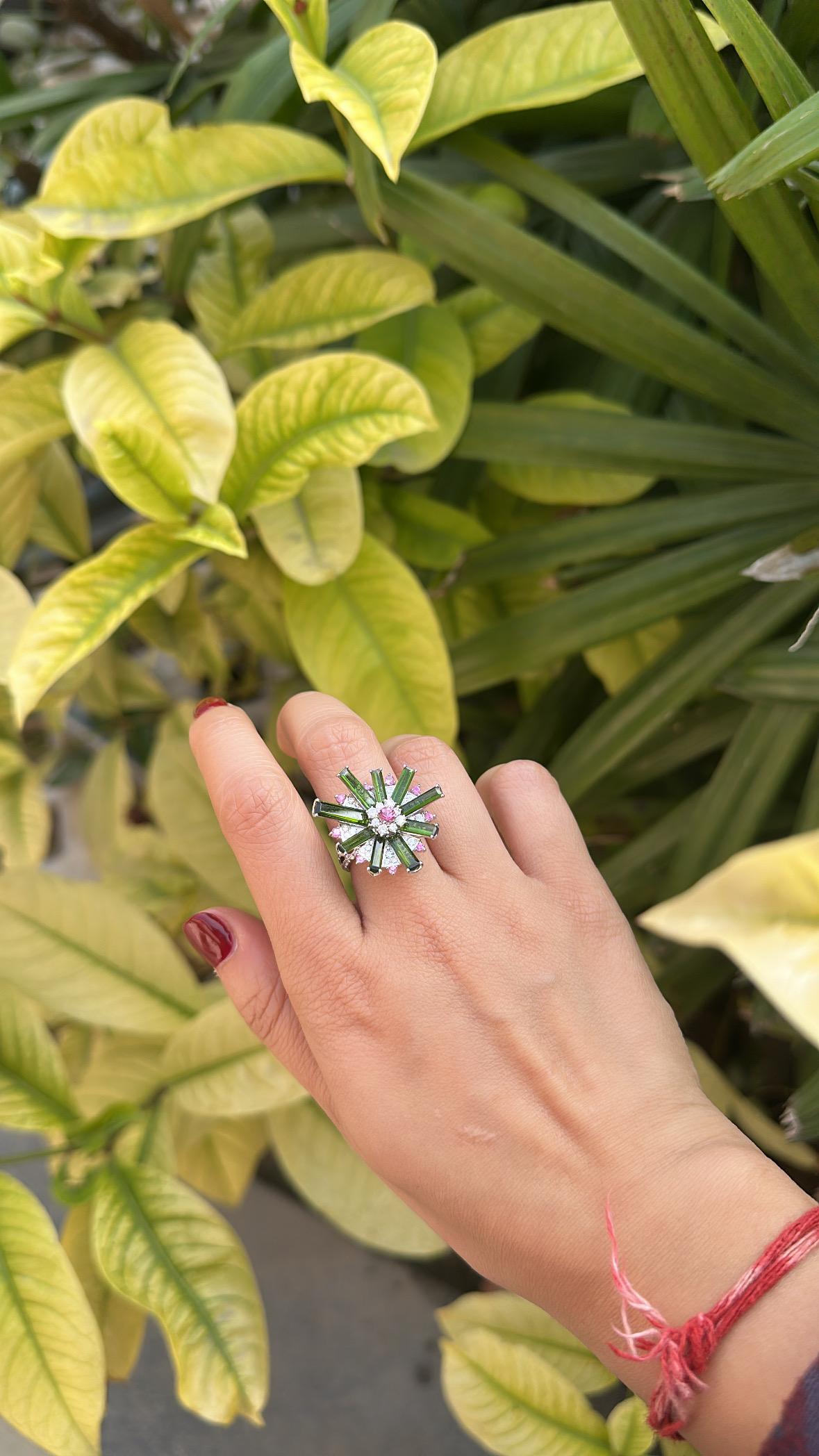 Bague de cocktail en or blanc 18 carats, tourmaline verte, saphirs roses et diamants en vente 2
