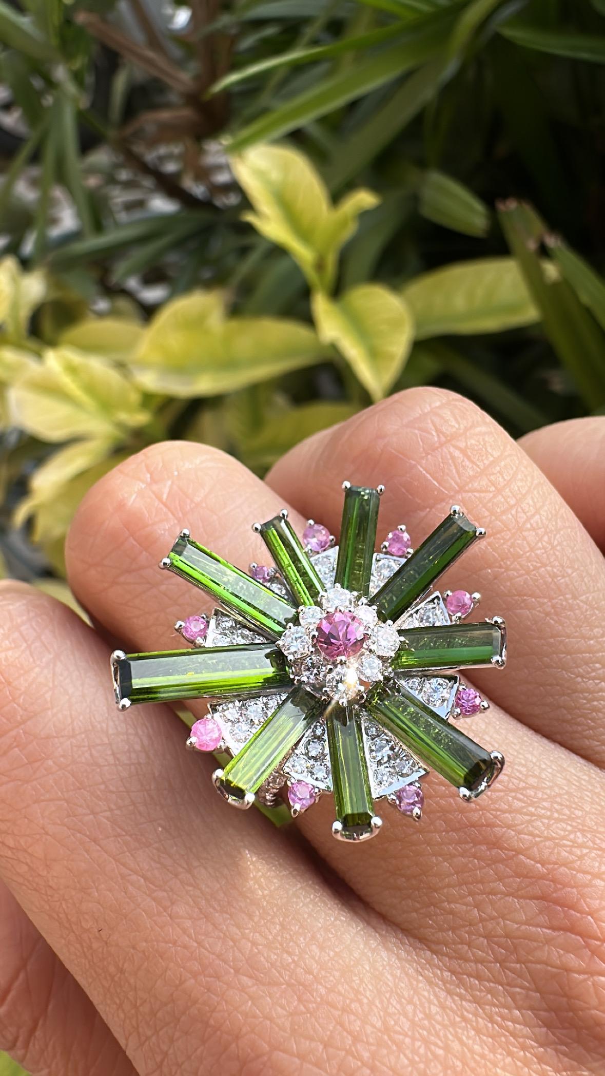 Bague de cocktail en or blanc 18 carats, tourmaline verte, saphirs roses et diamants en vente 3
