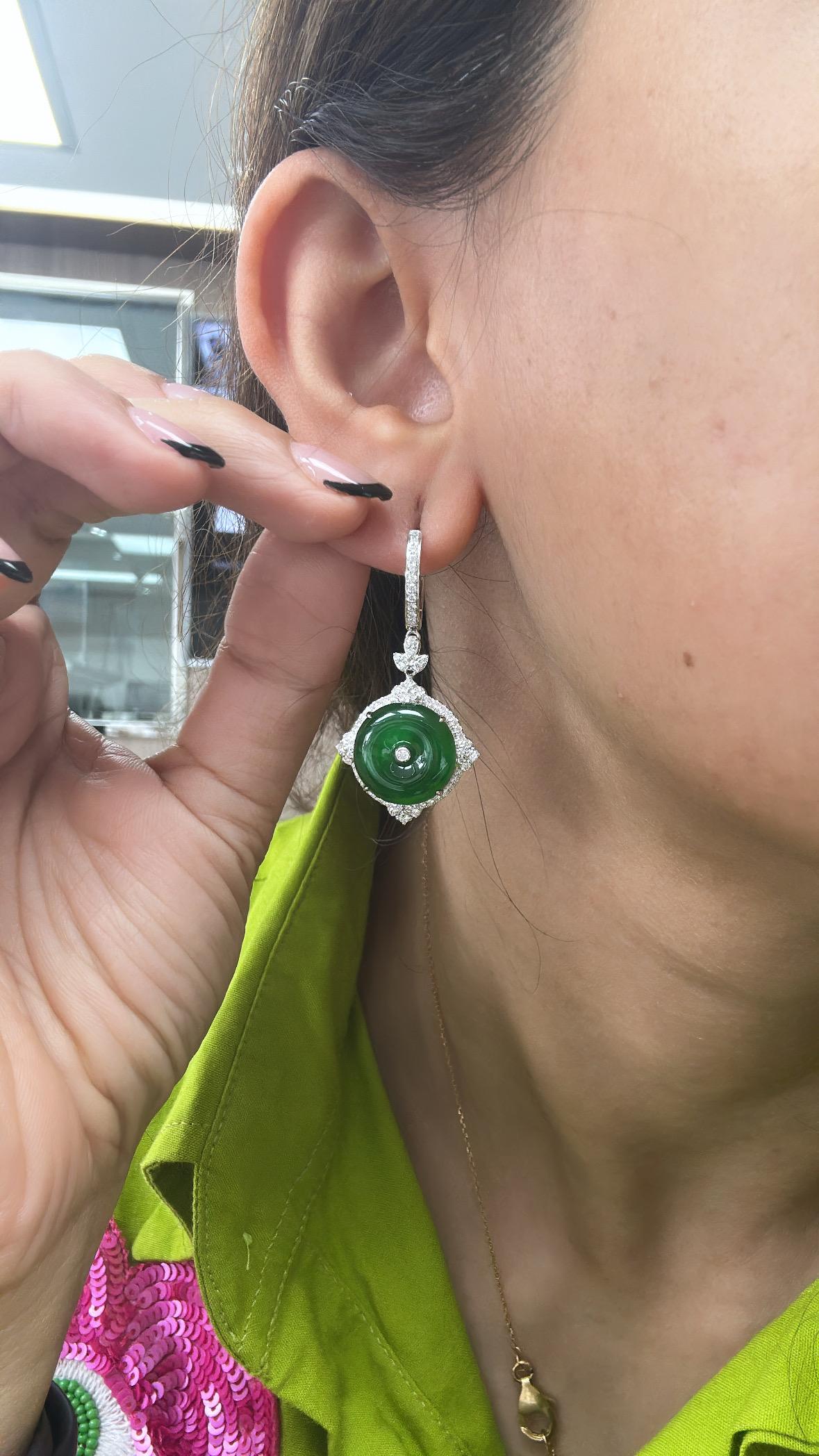 Moderne Set in 18K white Gold, HKJSL Certified, Fei Cui Jade & Diamonds Dangle Earrings en vente