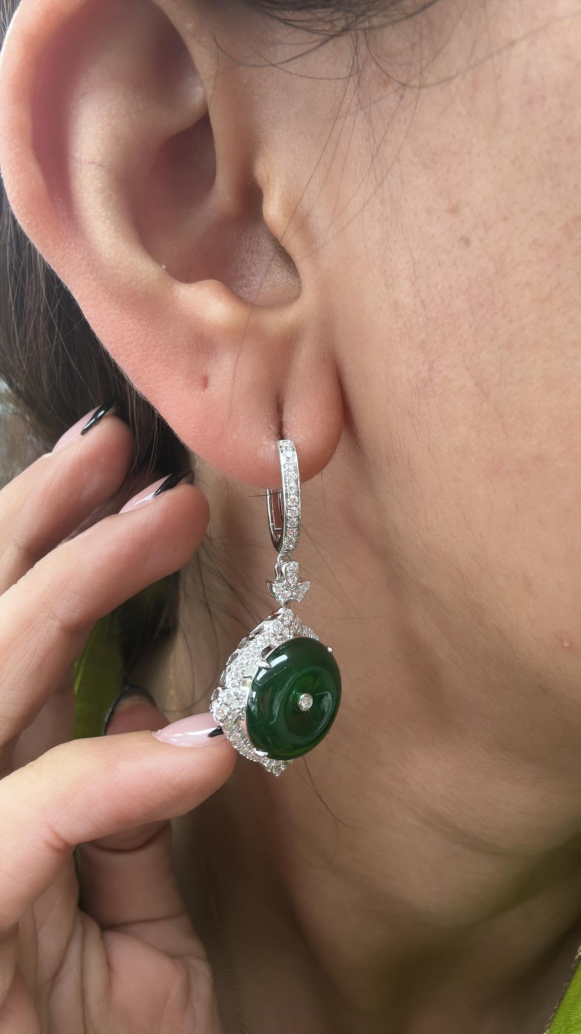 Taille ronde Set in 18K white Gold, HKJSL Certified, Fei Cui Jade & Diamonds Dangle Earrings en vente