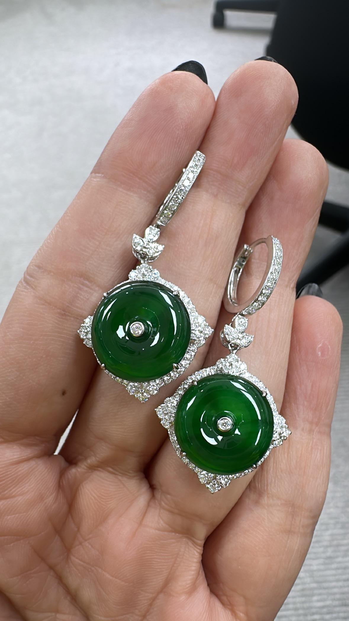 Set in 18K white Gold, HKJSL Certified, Fei Cui Jade & Diamonds Dangle Earrings Unisexe en vente