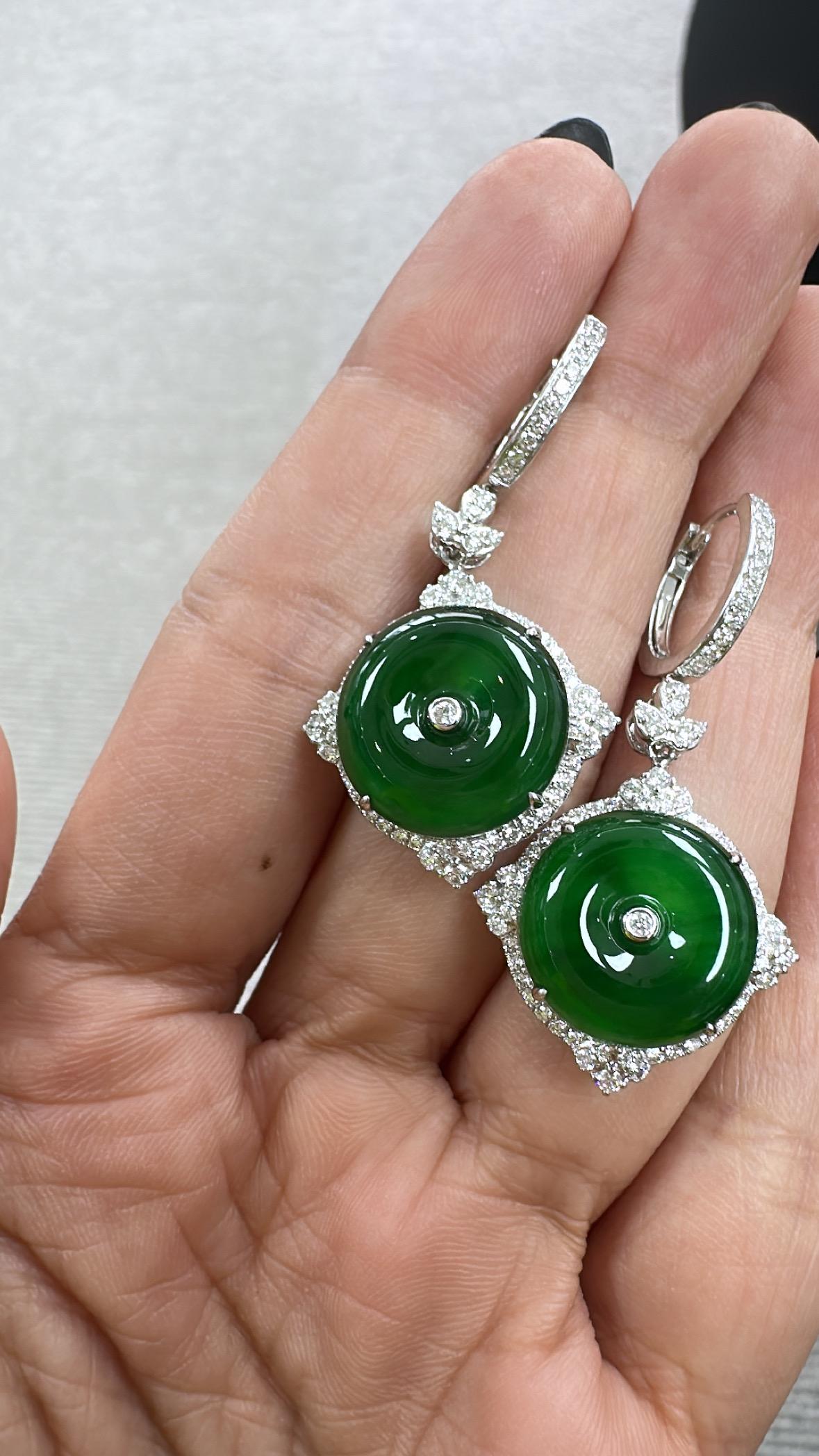 Set in 18K white Gold, HKJSL Certified, Fei Cui Jade & Diamonds Dangle Earrings en vente 1
