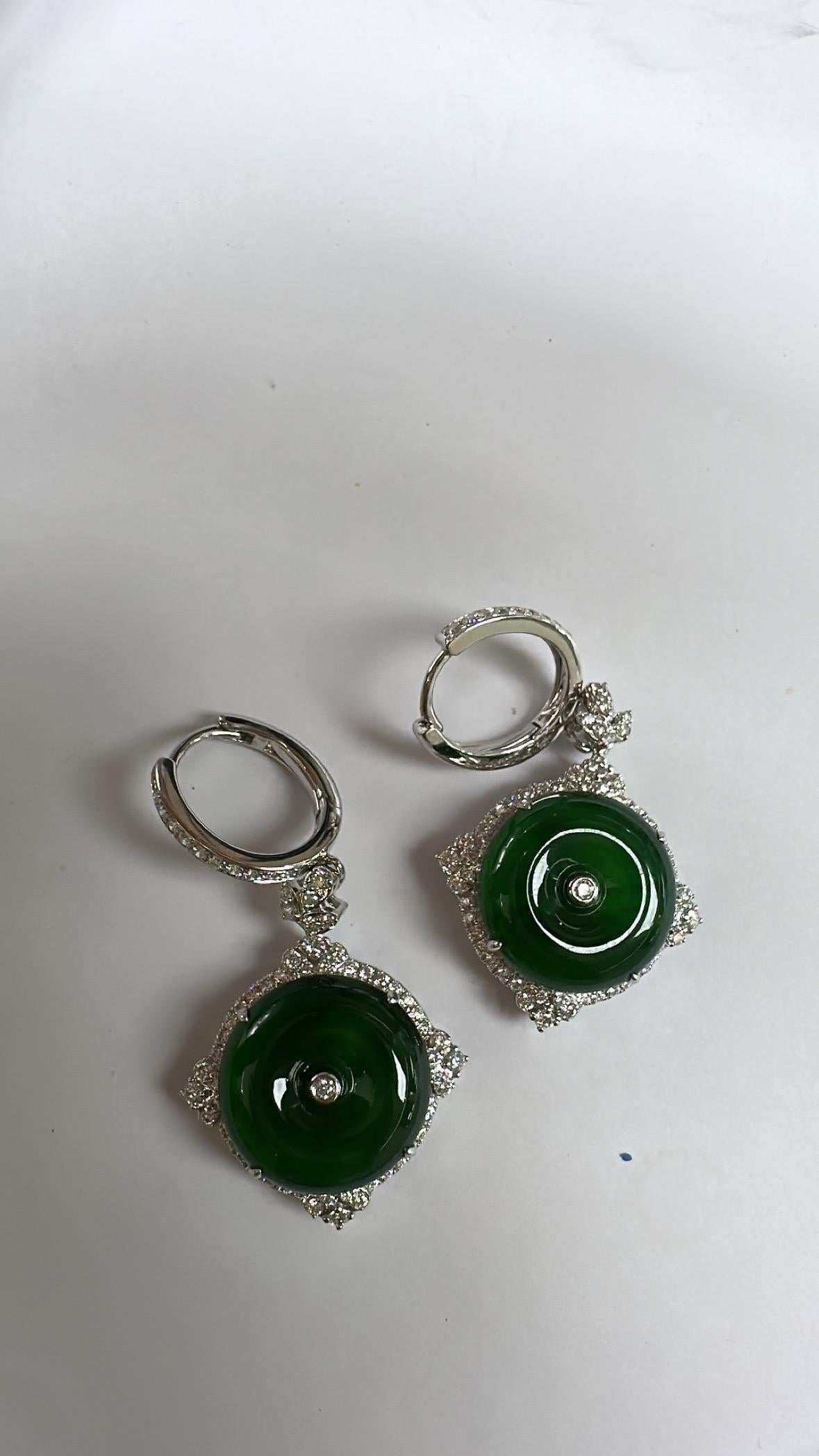 Set in 18K white Gold, HKJSL Certified, Fei Cui Jade & Diamonds Dangle Earrings en vente 4